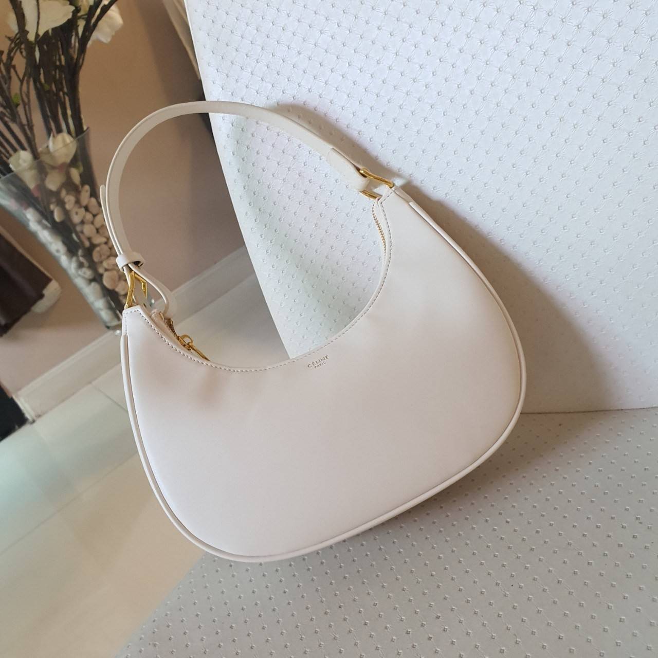 CELINE SHOULDER BAG VIP GIFT WITH PURCHASE (GWP) AVA BAG IN SMOOTH CALFSKIN พรีเมี่ยมกิ๊ฟ Limited Edition จาก CELINE HAUTE PARFUME DUTYFREE COUNTER วัสดุหนังสังเคราะห์เรียบสวย ดีไซน์สวยหรูฮิตสุดในเกาหลี! หนังสวยอยู่ทรงกันน้ำ เปิดปิดด้วยซิปแบรนด์ ภายในโล่ง