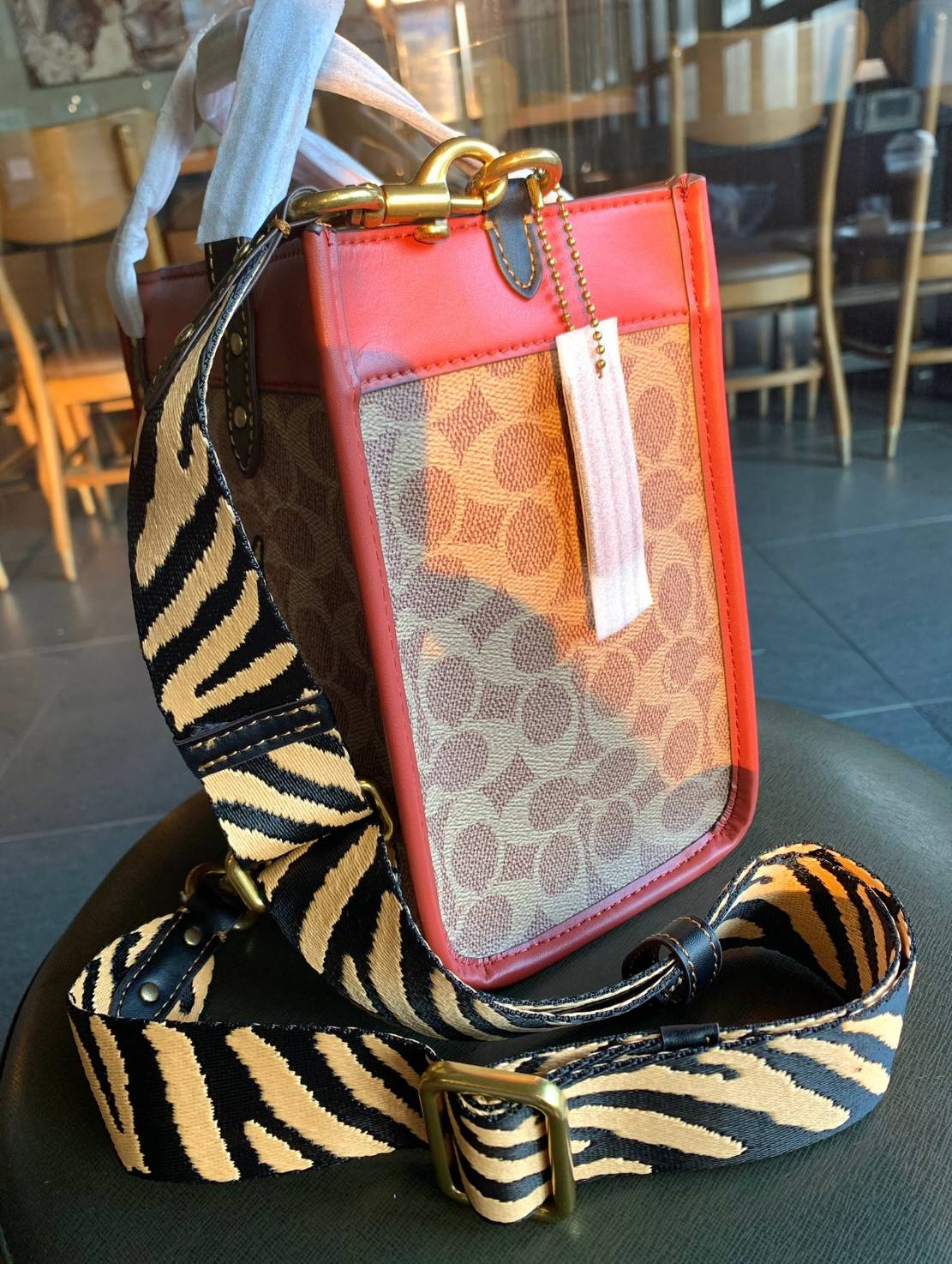 COACH LUNAR NEW YEAR FIELD TOTE 22 IN SIGNATURE CANVAS WITH TIGER REXY ((C7767)) 📌พร้อมส่งที่ไทย ต้อนรับปีเสือนี้กันค่าา! กระเป๋าทรงTote หนังแท้สวย 🔺ด้านหน้า สกรีนลาย Tiger Rexy อันเป็นสัญลักษณ์ประจำปีกันเลยค่ะ ปากกระเป๋าเปิดปิดแบบกระดุมแม