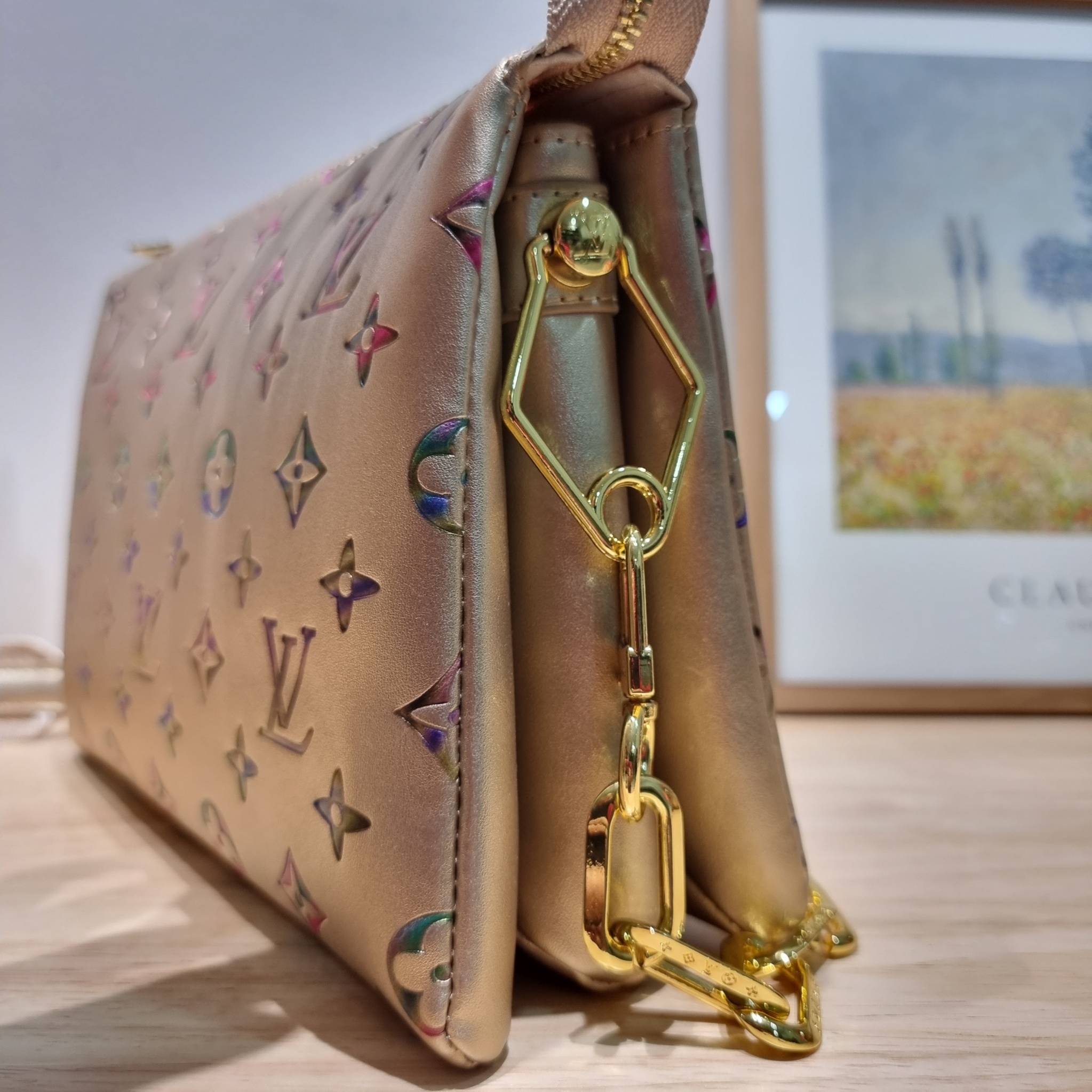 LV Coussin Bag / LV HANDLE POUCH MONOGRAM LIMITED EDITION กระเป๋าสะพายกึ่งคลัชท์ สุดล้ำ ดีไซน์ใหม่ สีลิมิเต็ดมาแรงมาก ด้วยความสวยปังตั้งแต่แรกเห็น วัสดุหนังแกะปั๊มลายสวย มาพร้อมสาย 2 เส้น เชิดๆสับๆ