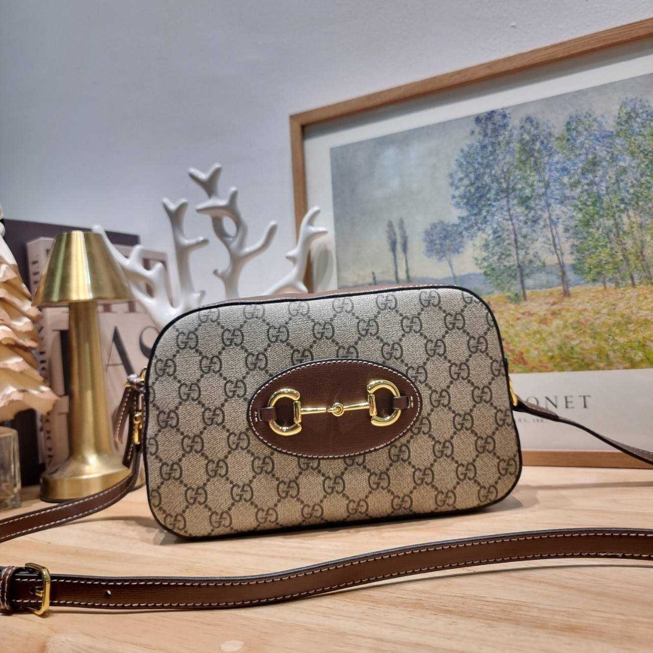 GG HORSEBIT 1955 SMALL SHOULDER BAG ที่สุดของความคลาสสิค กับกระเป๋าสะพายทรง camera ที่ใช้งานง่ายและคล่องตัว โดดเด่นด้วยอะไหล่โลโก้วินเทจเอกลักษณ์