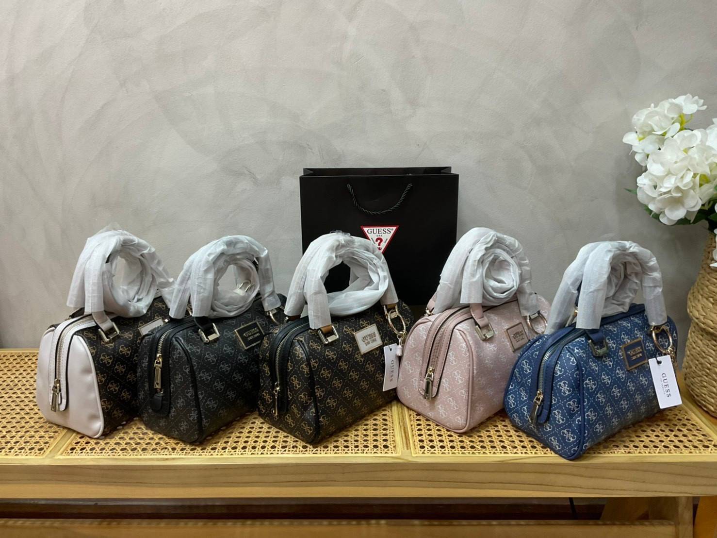 Guess Handbag with Small Shoulder Strap Tyren SG796605 New collection!! Guess ทรงหมอน ขนาดเล็ก ลายซิกเนเจอร์แบรนด์ ทรงหมอนยอดฮิต มีให้เลือก 5 สี สีสวยคลาสสิก เข้ากับง่ายกับทุกชุด ปิด/เปิด ด้วยซิป ภายในโล่งกว้าง แยกเป็นสัดส่วนใช้งาน ซับในตราแบรนด์ ใส่กระเป