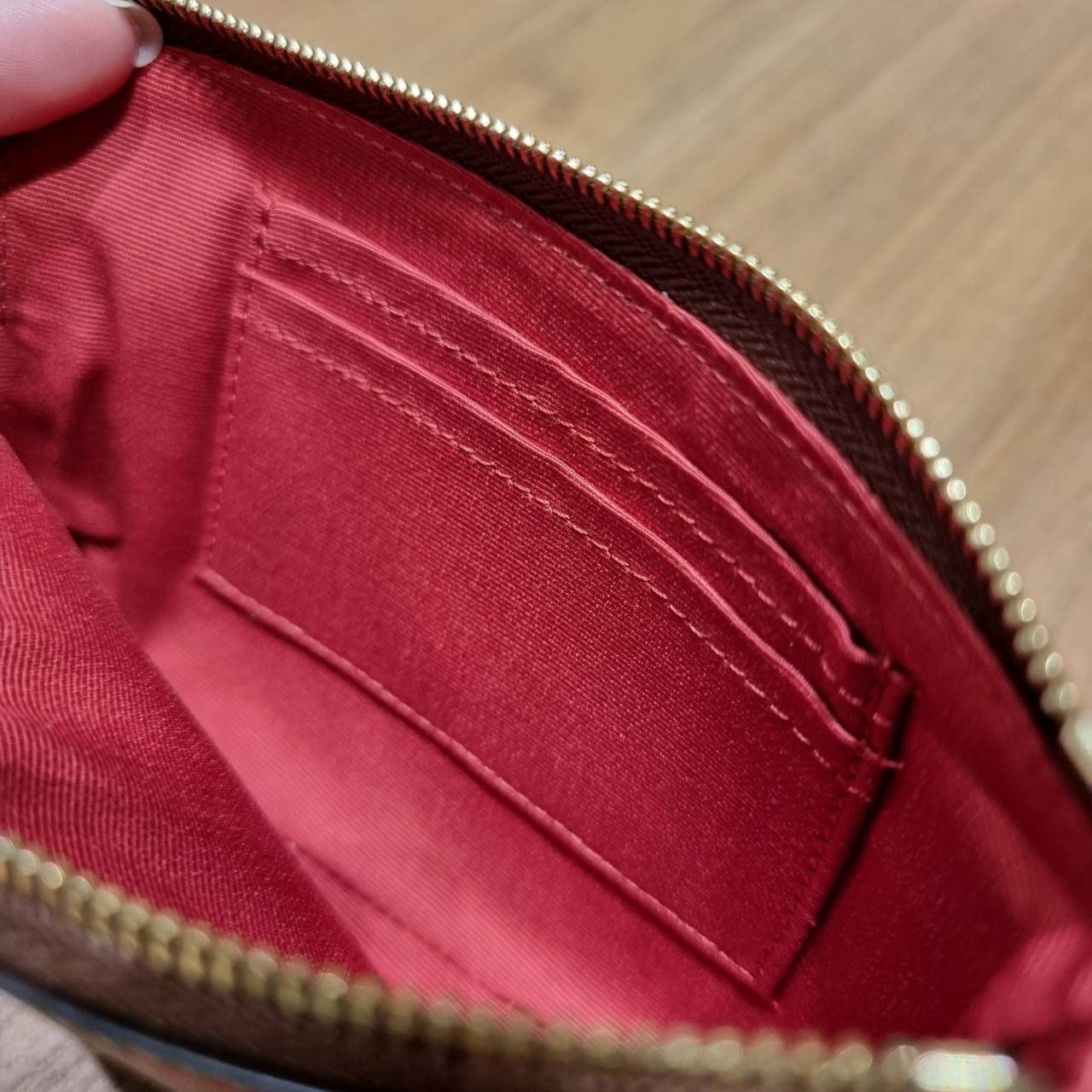 COACH 2972 CORNER ZIP WRISTLET IN SIGNATURE CANVAS WITH BUTTERFLY PRINT มาแล้วจ้า ไอเท็มสุดปัง!! ฮิตไม่เลิก!! พร้อมลวดลายสุดคิ้วท์ น่ารักน่าใช้ขึ้นไปอีก กระเป๋าคล้องมือ ขนาดเหมาะพกพา วัสดุหนังแคนวาส ภายในเป็นช่องโล่ง ใส่ธนบัตร หรือใส่บัตร ใส่เหรียญ ได้หมด