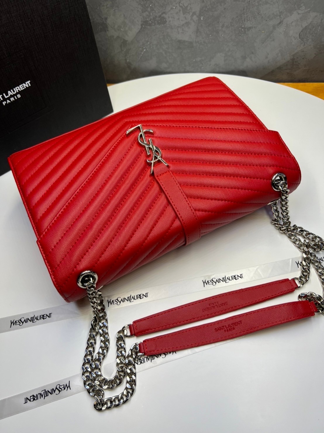 หนังแท้ YSL college large chain bag in quilted leather 30cm กระเป๋าสะพายใบใหญ่ ดีไซน์ทรงสวยหรู ตอบโจทย์ได้ทุกสไตล์ ภาพสินค้าถ่ายจากงานขายจริง ใช้งานต่างประเทศได้