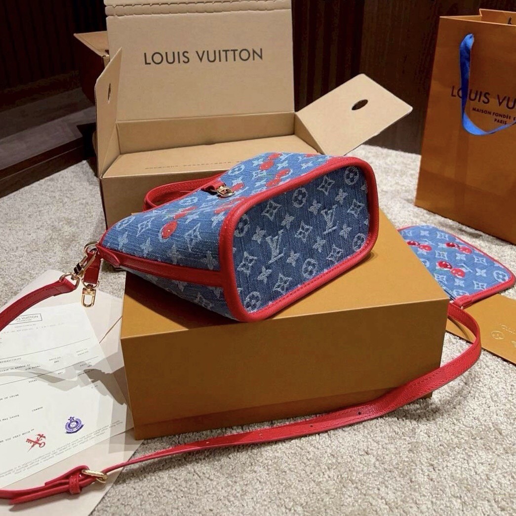 LV x TM Neverfull Inside Out BB Monogram cherry denim 20cm กระเป๋าสะพายทรงโท้ทพร้อมใบเล็กเข้าเซ็ท โดดเด่นมีชีวิตชีวา ด้วยเดนิมวินเทจปักลายเชอร์รี่สีสันสดใสสะดุดตาสะท้อนสไตล์ไอคอนิก