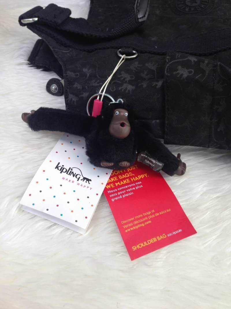 Kipling รุ่น Cicele กระเป๋าสะพายไหล่ใบใหญ่ สวยน่ารัก ตัวกระเป๋าด้านในเป็นช่องโล่งแบบปิดเปิดด้วยซิป มีช่องซิปด้านใน ด้านข้างกระเป๋า มี 2 ช่อง ปิดเปิด ด้วยเทป พร้อมที่ใส่โทรศัพท์ ปากกา และ MP 3 ในส่วนด้านใน และ ด้านข้างกระเป๋า ซ้าย-ขวา เป็นช่องขนาดเล็กสำหรั