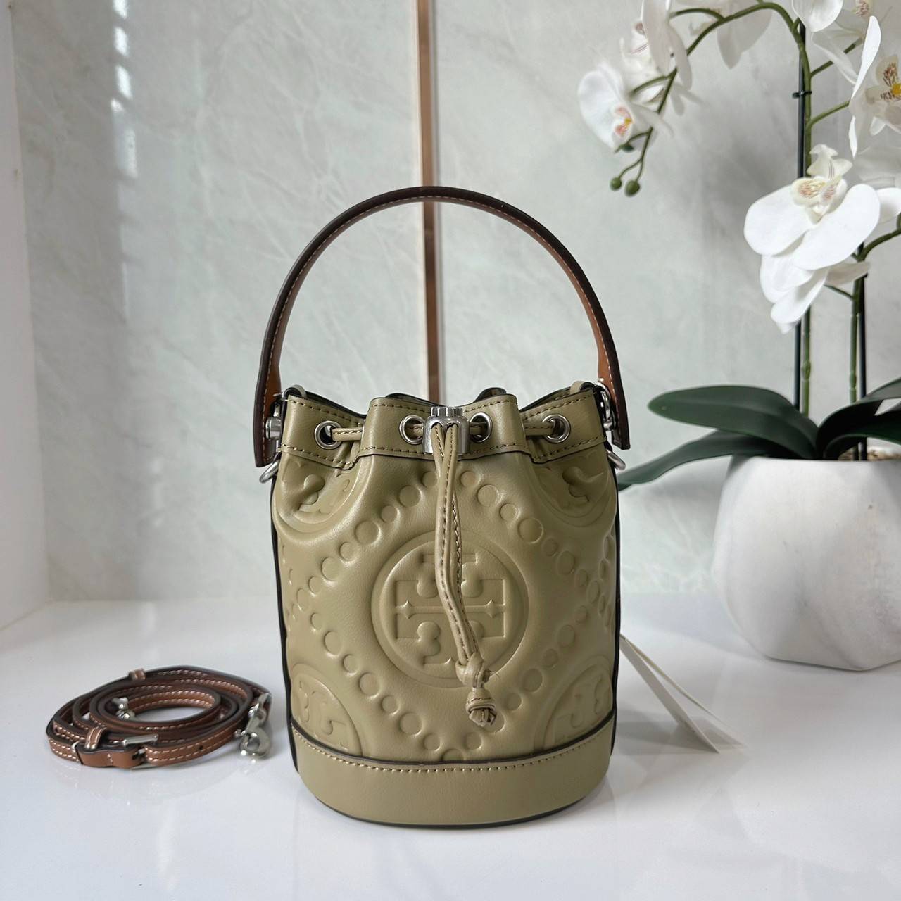 6 สี Tory Burch Puffy Mini / Tory burch T Monogram Puffy Patent Mini Bucket Bag / Tory Bucket Bag กระเป๋าบัคเกต size เล็ก โดดเด่นด้วยโลโก้ตัวนูนปั๊มด้านหน้า