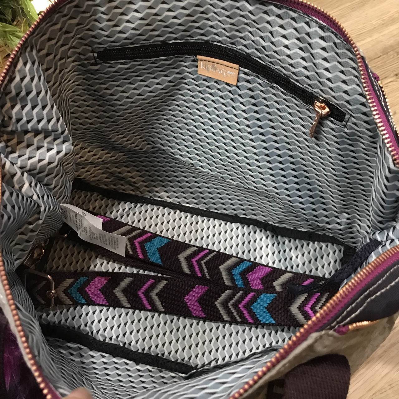 พร้อมส่งรุ่นหายาก NEW! KIPLING ART M TOTE BAG กระเป๋าถือหรือสะพายรุ่นใหม่ Special Limited Edition วัสดุ Nylon+Polyester 100% น้ำหนักเบาโดดเด่นที่สามารถรูดซิปมุมกระเป๋าเปลี่ยนทรงได้ไม่จำเจ มีหูหิ้วสะพายไหล่เเละสายยาว crossbody เลื่อนปรับระดับได้ มือจับหูหิ