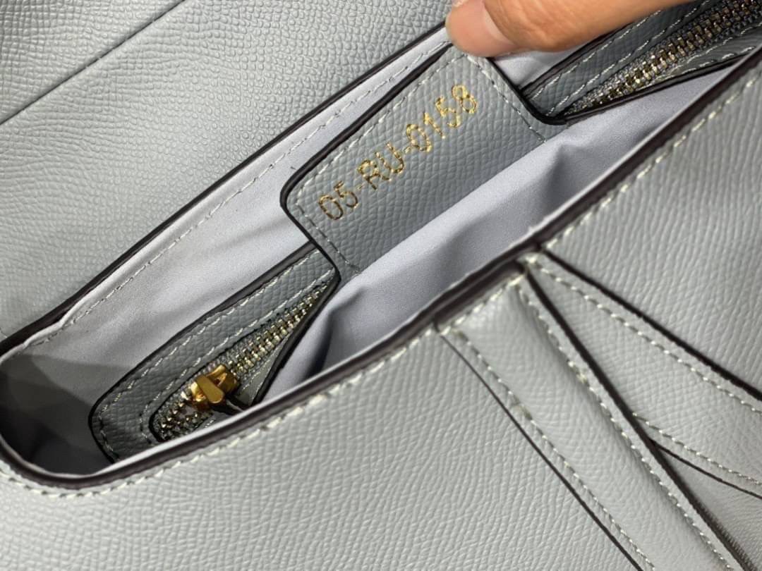 หนังแท้ DIOR SADDLE BAG Cloud Blue Goatskin กระเป๋ารุ่นยอดนิยมตามแบบฉบับแบรนด์ งานทอลายคมชัด ใช้งานได้ 2 แบบ สะพายยาว CROSSBODY และสายสั้นถือได้เก๋ๆ ลุคนี้คูลสุดๆ เลยค่าา ภาพถ่ายจากสินค้าจริง! สวยมาก พร้อมส่งที่ไทยราคาสุดคุ้ม สาวๆ ห้ามพลาดค่ะ!