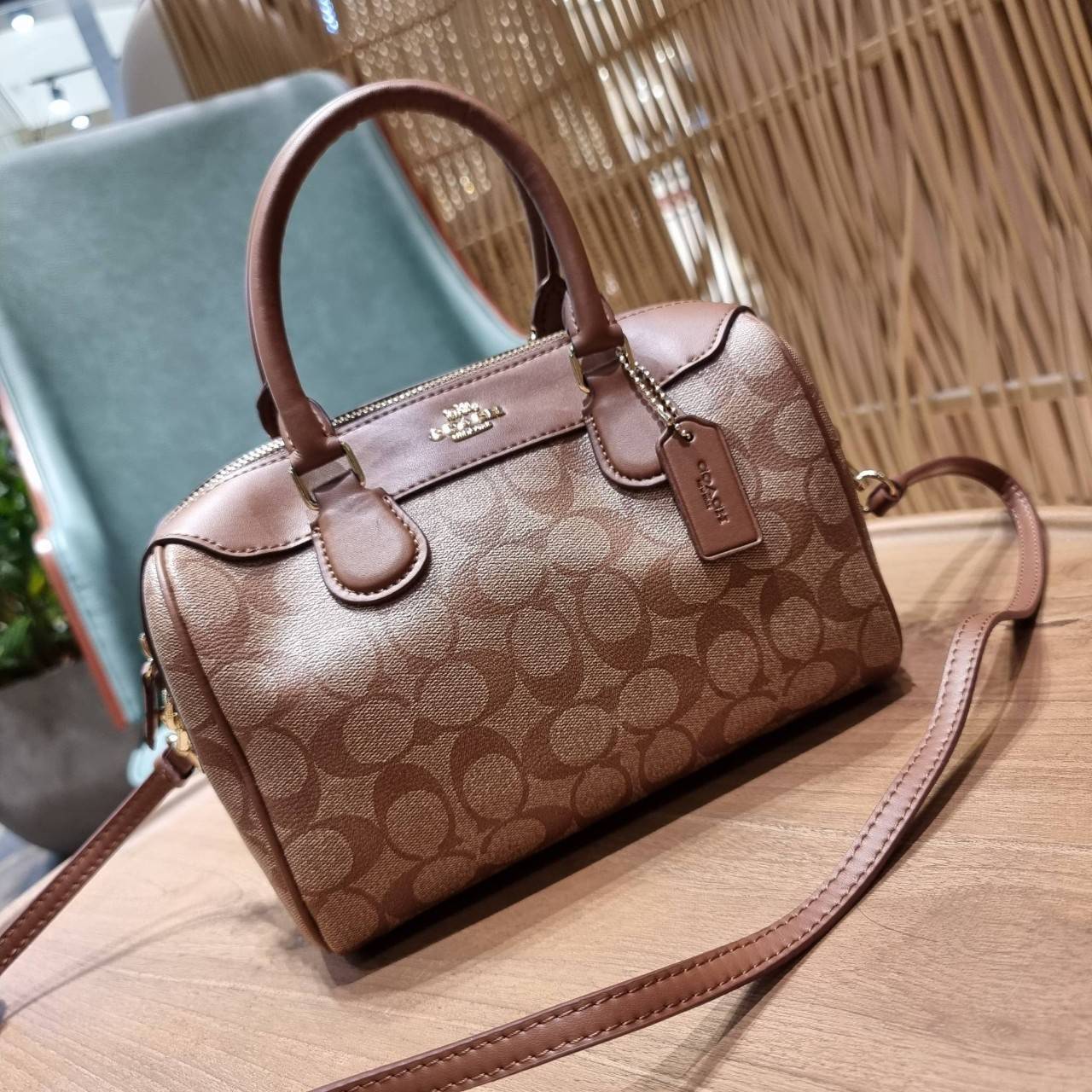 COACH F32203 MINI BENNETT SATCHEL IN SIGNATURE CANVAS กลับมาอีกครั้ง!! กับกระเป๋าทรงหมอนยอดฮิต 🥳 มีกี่สีก็ขายหมด วัสดุหนังแคนวาสเคลือบลาย ทรงสวยใช้งานได้ทุกโอกาส ภายในโล่งกว้างใส่ของได้เยอะ มีหูจับในตัว และสายสะพาย crossbody ปรับได้ตามตัว ใบนี้ไม่