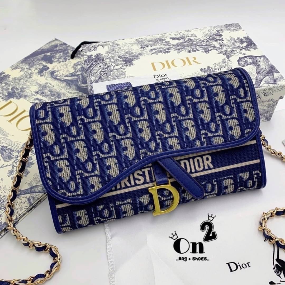 DIOR LONG WALLET WITH CHAIN MONOGRAM / DIOR WALLET กระเป๋าสตางค์ใบยาวพร้อมสายสะพายโซ่อะไหล่ทองสลับหนัง ขนาดกำลังน่ารัก เป็นเอกลักษณ์ของความหรู วัสดุแคนวาสแท้และผ้า Jacquard อย่างดี ผสมผสานความสง่างามและคลาสสิกที่เข้ากับยุคสมัย ด้านหน้าโดดเด่นด้วยซิกเนเจอร
