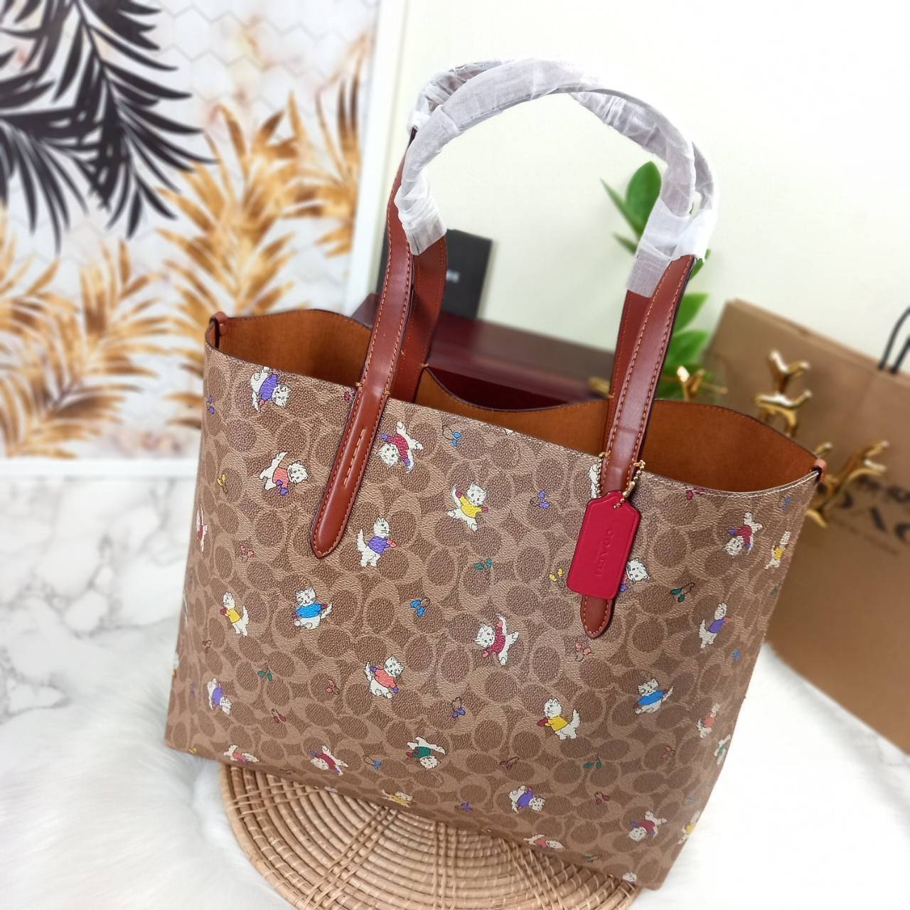 COACH HIGHLINE TOTE IN SIGNATURE CANVAS WITH KITTENS PRINT (C6591)💥กระเป๋าทรง TOTE ที่สมบูรณ์แบบที่สุดอีกรุ่น สวยและเรียบง่าย แต่ไม่ทิ้งความหรูหรา คลาสสิค// กระเป๋าถือ กระเป๋าสะพาย ที่มีความจุเข้าขั้นอลังการ วันไหนๆ ก็เอาอยู่สบายมาก// วัสดุหนังแคน