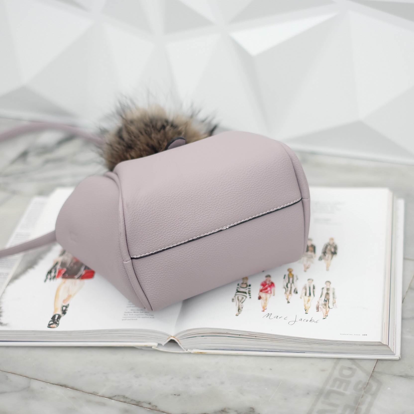 โฉมใหม่ ไฉไลกว่าเดิม 🌈everyday keep handbag 👑สวย หรู เวอร์วัง อีกแล้วค่า 👍 กระเป๋า ถือ//สะพายข้าง หนังสวยๆ มาพร้อมพวงกุญแจ ปอมปอม ฟรุ้งฟริ้ง ขนเฟอร์แท้ ยิ่งใช้ยิ่งฟูสวย น่ารักมาก เข้ากับกระเป๋าคะอย่างดี กระเป๋า เนื้อนิ่มหนา อยู่ทรง