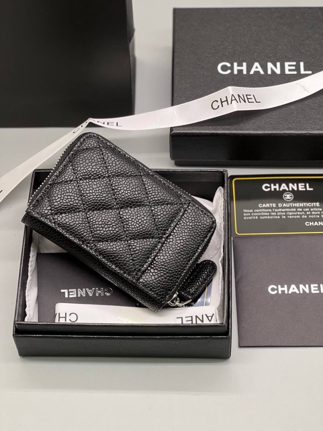 CHANEL mini zippy black caviar เกรดออริจินอล หนังแท้ กระเป๋าเงินซิปรอบใบเล็ก ด้านหน้ามีช่องใส่การ์ด 2 ช่อง ด้านหลังกระเป๋า 1 ช่องและด้านในกระเป๋าแบ่งเป็น 2 ช่องนะคะ ใส่ได้ทั้งการ์ด เหรียญ แบงค์แบบพับได้ค่ะ หนังคาเวียสีดำ อะไหล่เงิน สวยคลาสสิคมากๆ เลยค่ะ ภ