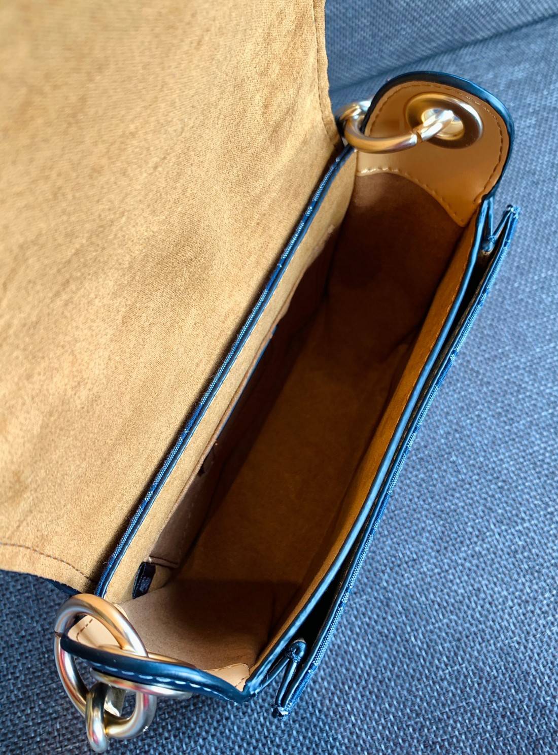 COACH KLEO IN SIGNATURE CHAMBRAY ((C8512)) / Kleo Shoulder Bag 23 In Signature Chambray 📣พร้อมส่งที่ไทย กับคอลเลคชั่นใหม่ล่าสุด ที่คุณต้องมี! สุดคุ้ม! กระเป๋าหิ้ว//ไคล้องไหล่//หรือสะพายข้างได้ วัสดุผ้า Chambray ทอลายแบรนด์ตัดขอบหนังแท้ได้สวยงามค่ะ