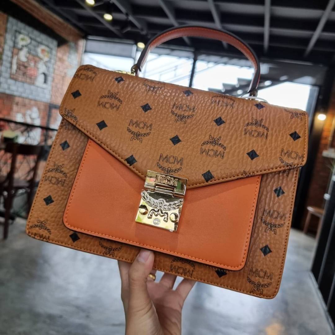 M.C.M MEDIUM PATRICIA SATCHEL IN VISETOS ไซส์กลางมาให้จับต้องแล้วจ้า!! รุ่นที่สาวๆต่างถามหา!! ต้องไอเท็มนี้เลย กระเป๋าถือ/สะพาย ทรงสวยหรู เหมาะกับทุกๆโอกาส ดีไซน์ออกมากึ่งเป็นทางการ แต่ใช้งานได้ทุกสไตล์ วัสดุหนังแคนวาสคุณภาพดีสลับหนังแท้ เปิด-ปิดด้วยตัวกด