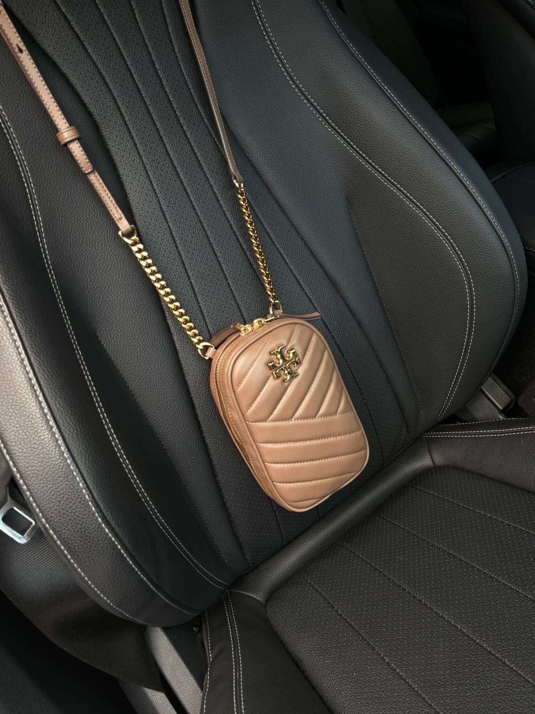 OUTTLET 】Tory burch kira chevron n/s crossbody bag กระเป๋าสำหรับใส่มือถือหรือของจุกจิกต่างๆ ได้กลายมาเป็นแฟชั่นสุดร้อนแรงแห่งปี คอลเลคชั่นนี้ออกมาเพื่อเอาใจสาวๆโดยเฉพาะ สีสันสุภาพเพื่อให้แมทช์กับสีสันของเสื้อผ้า ได้ง่าย ภายในยังสามารถแบ่งสันปันส่วนไว้สำหร