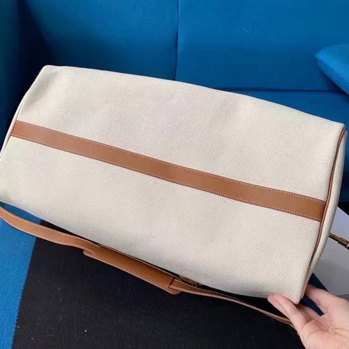 VIP GIFT หนังแท้ CELINE KEEPALL LARGE VOYAGE BAG IN TEXTILE WITH CELINE PRINT AND CALFSKIN BAG ใบใหญ่จุสัมภาระได้เยอะสุดๆ สวยหรูสุดคลาสสิค ดีไซน์ไม่มีเอ้าท์ เปิดปิดด้วยซิปแบรนด์ พร้อมห้อยแม่กุญแจอะไหล่แบรนด์สีทอง ภายในโล่งกว้างและจุมากใช้เป็นกระเป๋าเดินทา