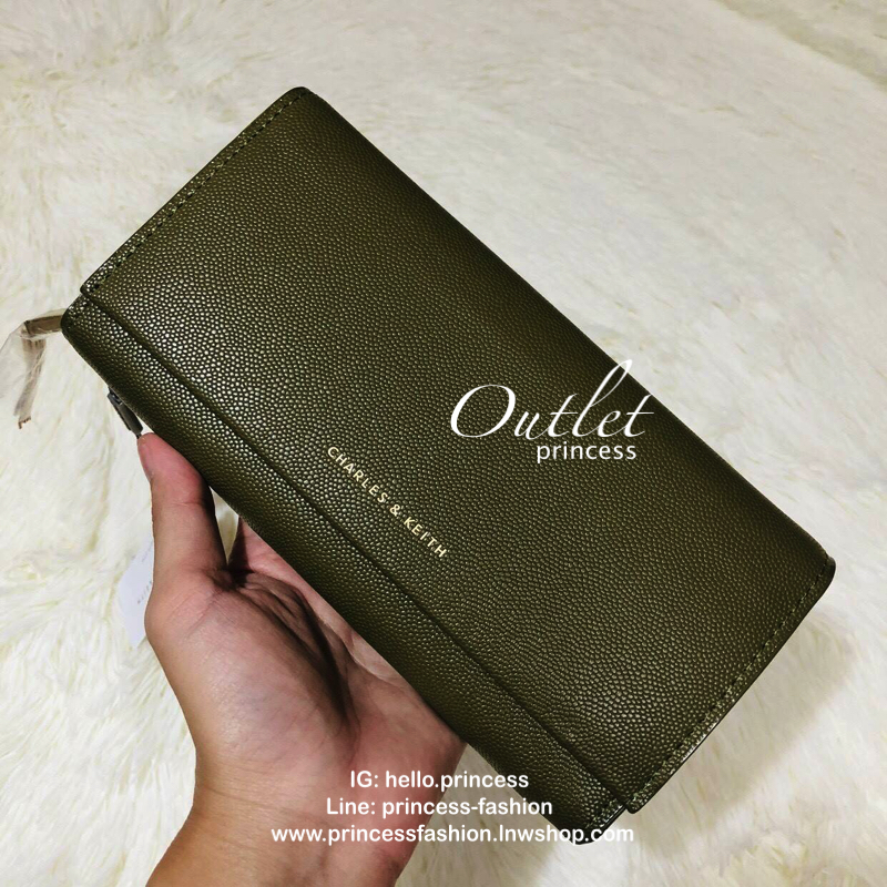 CHARLES & KEITH LONG WALLET กระเป๋าสตางค์ใบยาวแบบ 2 พับ หนังคาเวียร์ อะไหล่สีทอง และพู่สวยหรูมากค่ะด้านหน้าปั้มโลโก้แบรนด์ เปิดปิดด้วยฝาปิด ภายในมี1ช่องซิปแชะช่องเก็บบัตรหลายช่องใช้งานใส่ช่องใส่ธนบัตร แยกเป็นสัดส่วน ใบนี้สุดคุ้มเลยค่า