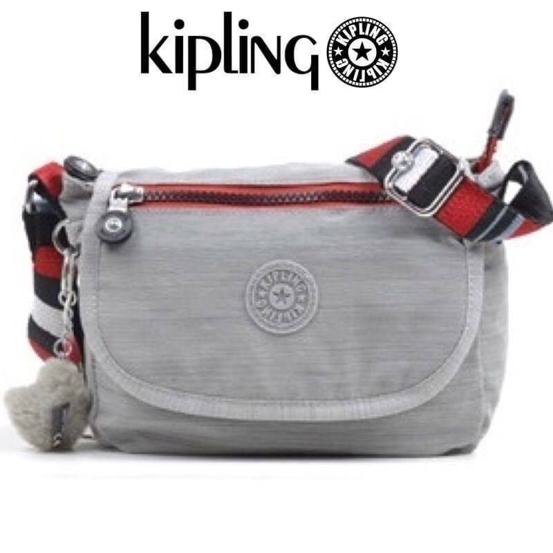 KIPLING SABIAN CROSSBODY BAG กระเป๋าสะพายรุ่นชนช็อปวัสดุ Nylon&Polyester 100% ขนาดกำลังน่ารัก เปิดปิดด้วยฝาปิดกระดุมแม่เหล็กและซิปแบรนด์ ด้านหน้ามี1ช่องซิป พร้อมพวงกุญเเจลิงน้อย ภายในมีโลโก้ ช่องซิปและสายคล้องพวงกุญแจ มีสายสะพายยาวหลากสีเลื่อนปรับระดับได้