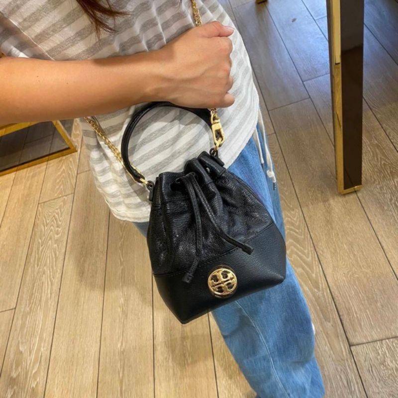 TORY BURCH WILLA MINI BUCKET BAG NEW ARRIVAL สุดปัง กระเป๋าสะพายทรงบัคเก็ต สวยผู้ดี โดดเด่นด้วยโลโก้สีทองดูหรู อัพลุคผู้ดี๊ผู้ดี วัสดุหนังแท้ ดีไซน์บุนวม เส้นคมดีเทลหรู เปิด-ปิดหนังรูดปากกระเป๋า มีหูหิ้วในตัว คล้องแขนเก๋ๆ ภายในเป็นช่องโล่ง มีช่องย่อย ใส่ข
