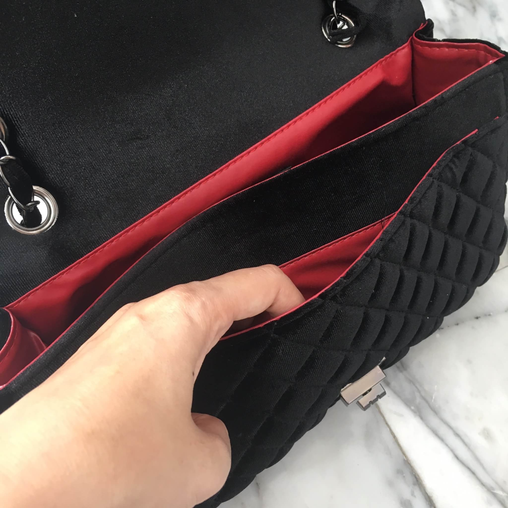 งานแท้ชนช้อป ทรงยอดฮิต ห้ามพลาดเลยน๊า กระเป๋าสะพายหนังกำมะหยี่ ทรงสวยจากแบรนด์ David Jones สวยหรูมาก ภายในสีแดง ภายนอกดำ อะไหล่ดำรมควัน ขนาดกำลังดีเลยใส่มือถือ กระเป๋าตังค์ยาวได้หมด น้ำหนักเบามากๆ ภายในมีช่องแบ่งเก็บของได้ 2 ด้าน ด้านหลังกระเป๋าใส่ของได้ 