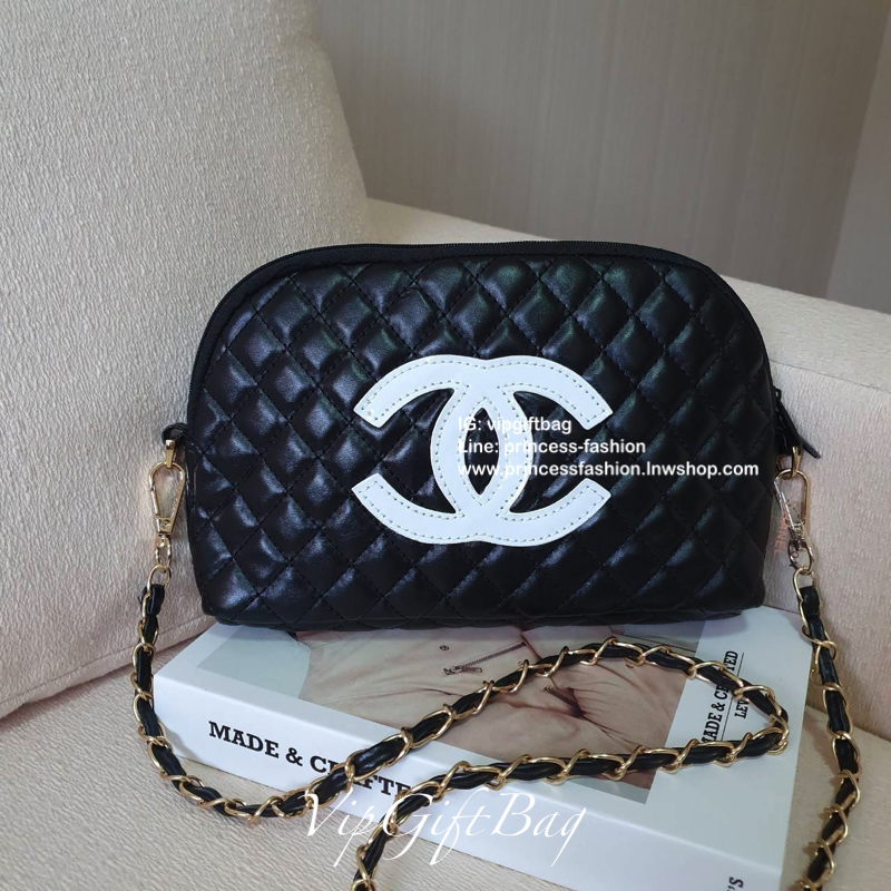 Chanel Clutch Bag With Chain VIP Gift ของแท้จาก Chanel Perfume Counter รุ่น Limited วัสดุหนังเรียบลายตารางเปิดปิดด้วยซิปแบรนด์อะไหล่ทอง ขนาดกำลังดี น้ำหนักเบา ภายในมีโลโก้และช่องซิป มาพร้อมสายสะพายโซ่ร้อยหนังถอดออกได้ ใส่กระเป๋าสตางค์ยาว + มือถือได้ทุกรุ่