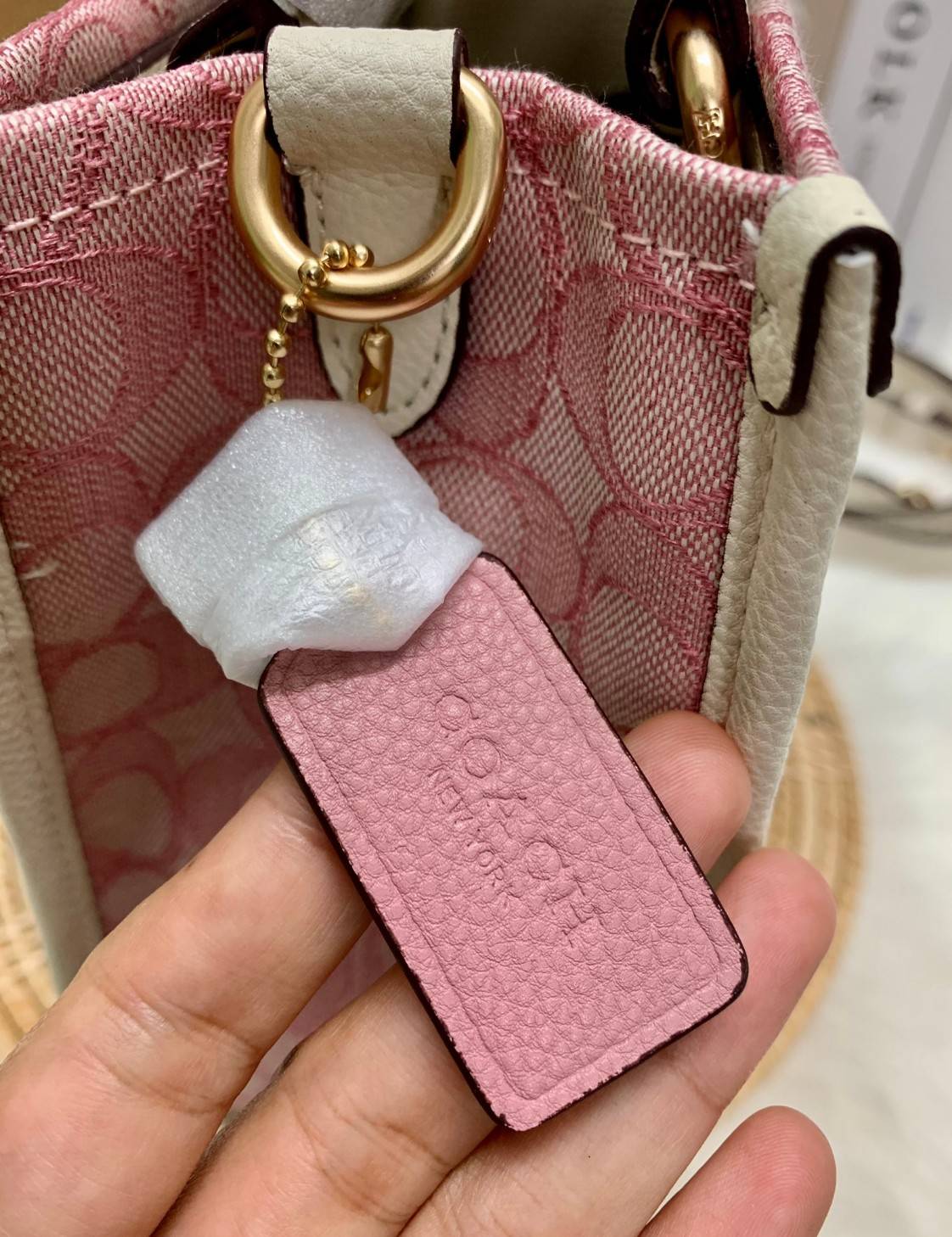 ใหม่ล่าสุด อดใจยังไงไหว💋 COACH Dempsey Field Tote 22 ((C5268//C5115)) พร้อมส่งความสวยที่ไทยค่ะ! กระเป๋าทรง Tote ขนาดพอเหมาะลำตัว พกพาง่ายสะดวกได้กับทุกๆวัน ด้านหน้าปั้มโลโก้แบรนด์ตัวใหญ่สวยค่ะ;เปิดปิดกระเป๋าแบบกระดุมแม่เหล็ก ภายในใส่กระเป๋าเงินใบย