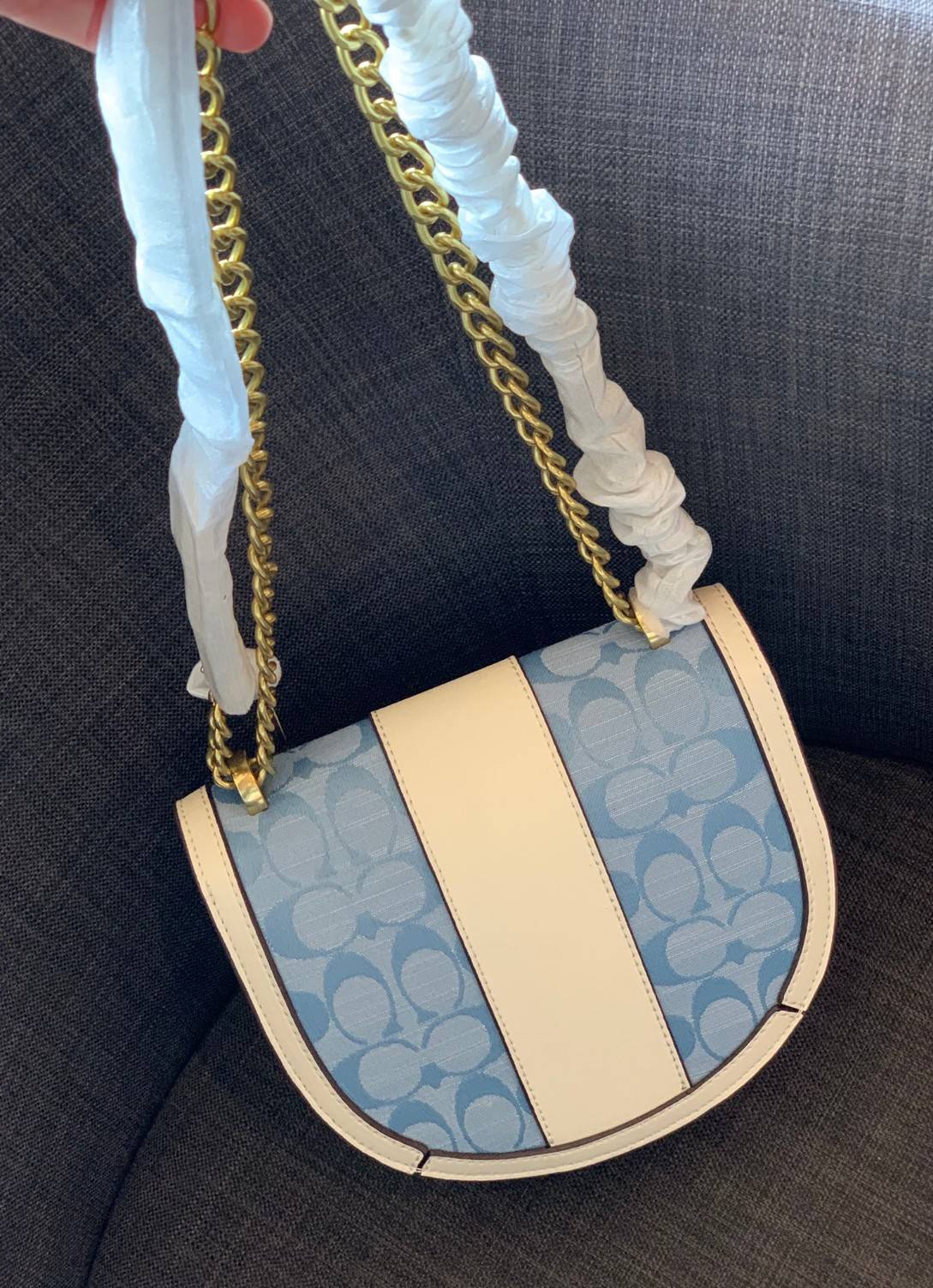 COACH ALIE SADDLE BAG IN SIGNATURE JACQUARD (C4694//C3464) New item!! กระเป๋าสะพายทรง saddle ดีไซน์วินเทจย้อนยุค แฝงความหรูในตัวด้วยอะไหล่สีทองเหลือง โดดเด่นไม่ซ้ำใครแน่นอน วัสดุผ้า jacquard สลับหนังแท้ ภายในเป็นช่องโล่ง มาพร้อมสายสะพายครอสบอดี้ ที่สามารถ