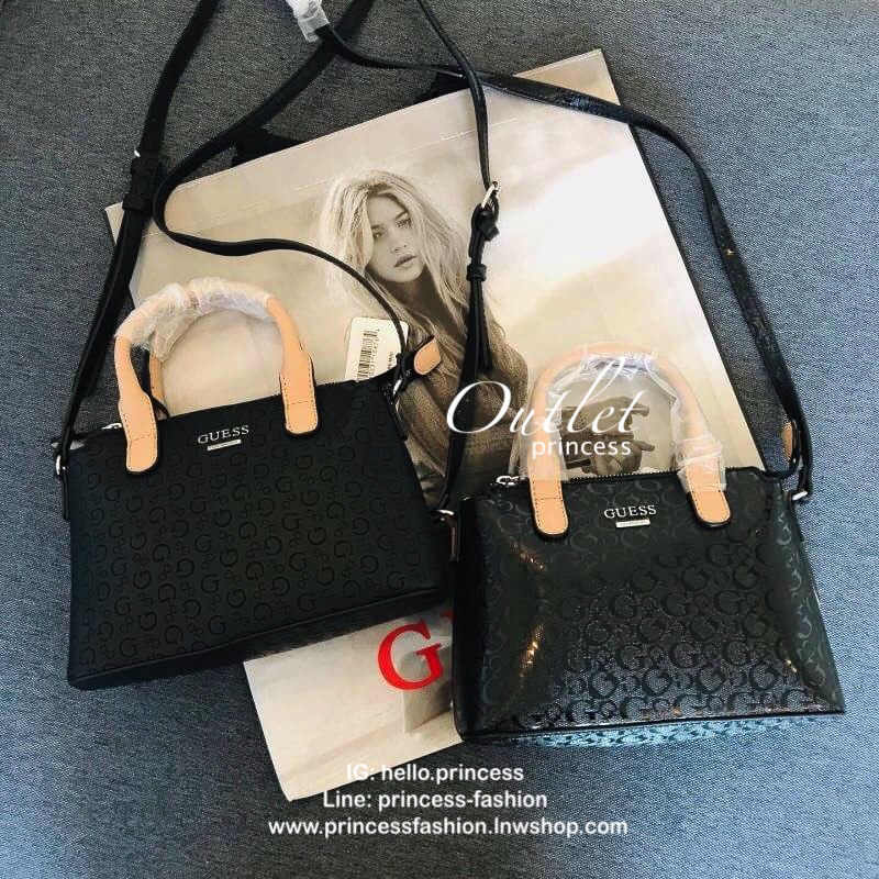 GUESS BALDWINPARK MINI BAG กระเป๋าถือหรือสะพาย วัสดุ Saffiano PU คุณภาพดี นิ่ม น้ำหนักเบา ด้านหน้าประดับด้วยโลโก้แบรนด์สวยหรู ตัวกระเป๋าลาย G ทั้งใบ เปิดปิดกระเป๋าด้วยซิปสะดวกใช้ ด้านในโล่งกว้างมีช่องสำหรับใส่ของหลายช่อง ใส่กระเป๋าสตางค์ใบกลางได้ ใส่Iphon