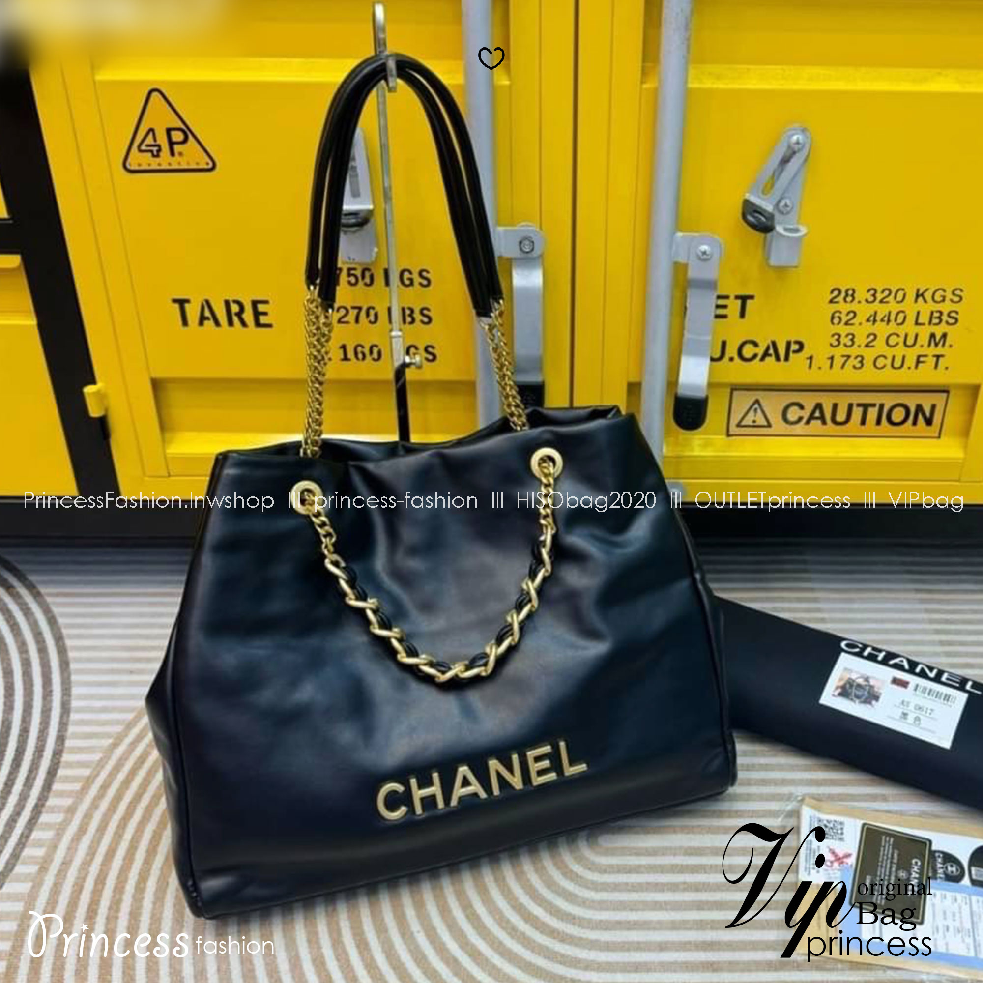 Chanel Tote Leather Bag กระเป๋าทรงโท้ทใบใหญ่ หนังเรียบผิวสัมผัสดีงามน่าหลงใหล อะไหล่สีทองเงางาม ดีไซส์เรียบหรูใช้งานง่าย รุ่นนี้สามารถใช้ได้ทั้งผู้หญิงและผู้ชายน้า