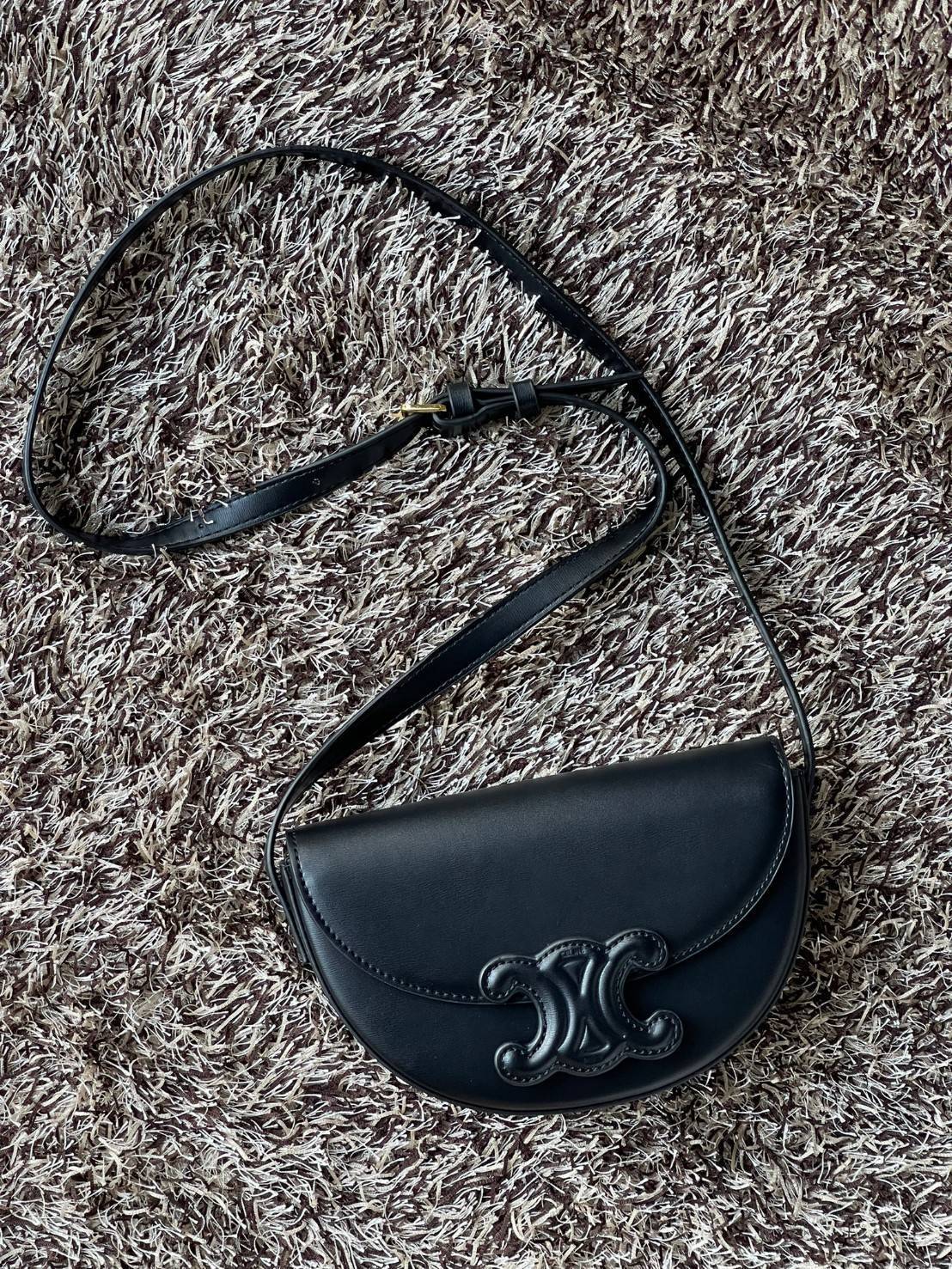 CELINE BESACE CUIR TRIOMPHE IN SMOOTH กระเป๋ารุ่นนี้นำเสนอในรูปทรงฮาล์ฟมูนที่ตอนนี้กำลังงมาแรง เปิดด้วยกระดุมแป๊กเพื่อเผยให้เห็นช่องภายในที่กว้างขวางและกระเป๋าด้านในแบบแบน คุณสมบัติที่โดดเด่นอีกอย่างของกระเป๋าอยู่ที่โลโก้ขนาดใหญ่ รูปทรงสะดุดตา สามารถสะพาย