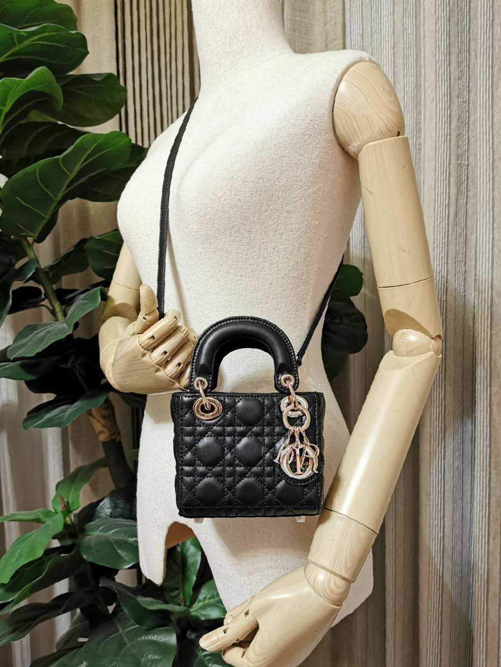 CHRISTIAN DIOR MINI BAG VIP GIFT WITH PURCHASE (GWP) พรีเมี่ยมกิ้ฟ Limited Edition จาก DIOR DUTYFREE COUNTER วัสดุหนังแท้ Calfskin ทรงเหลี่ยมหนังสวยหรูอยู่ทรงขึ้นลายเอกลักษณ์แบรนด์ ประดับTAGห้อยโลโก้แบรนด์อะไหล่ทองด้านหน้า เปิดปิดด้วยฝาปิด ภายในโล่งมีโลโก