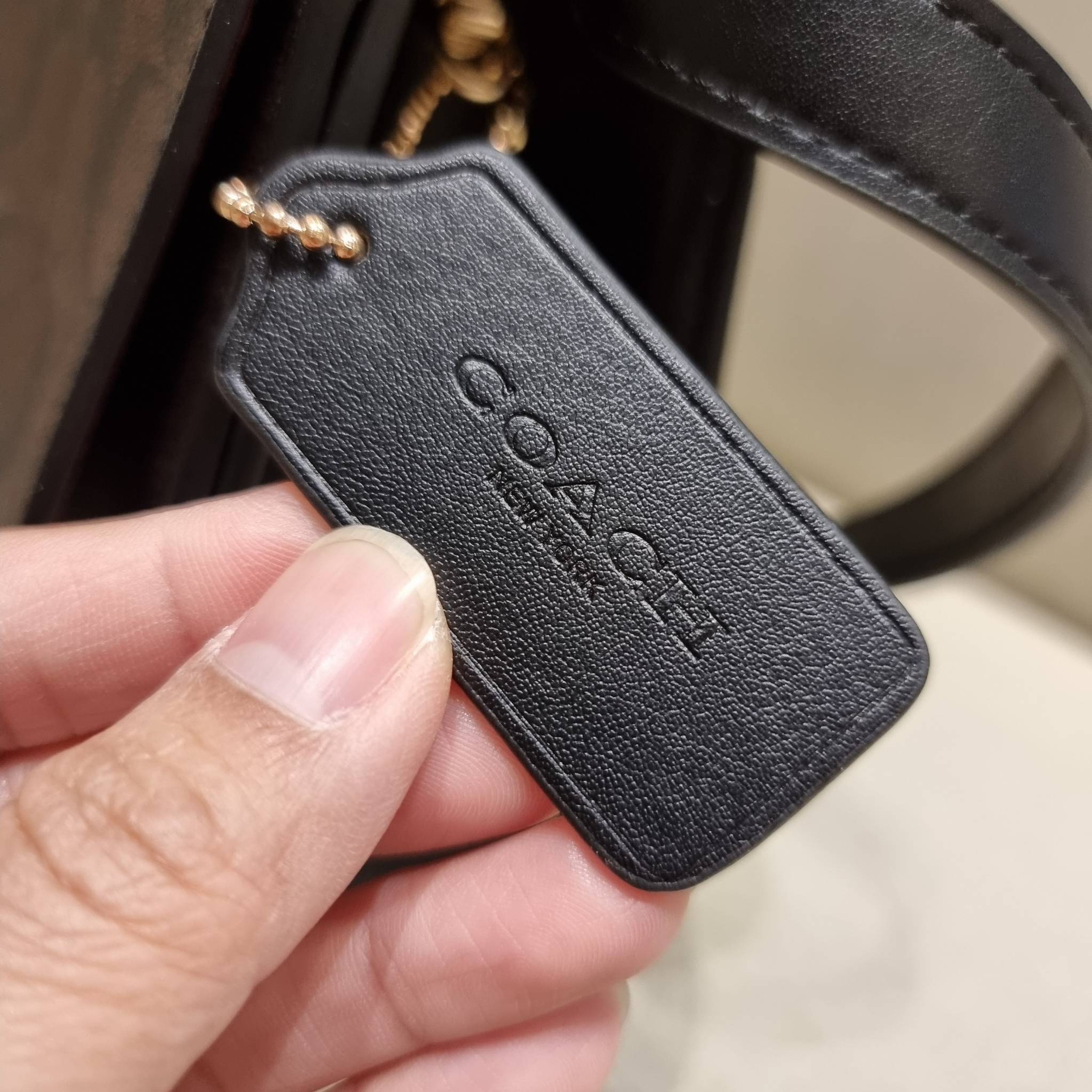 COACH C5633 BRYNN FLAP CROSSBODY IN SIGNATURE CANVAS แซ่บที่สุด ใหม่ที่สุด!! คอลเลคชั่นใหม่!! มองยังไงก็หลงรักละสายตาไม่ไหว กระเป๋าสะพายข้างลุคไฮน์ ที่ดีไซน์ออกมาได้ปัง และดูแพงมากๆ ด้วยดีเทลคลาสสิค รูปทรงใช้งานง่าย เรียบๆแต่มีดีเทล วัสดุหนังแคนวาสสลับหนั