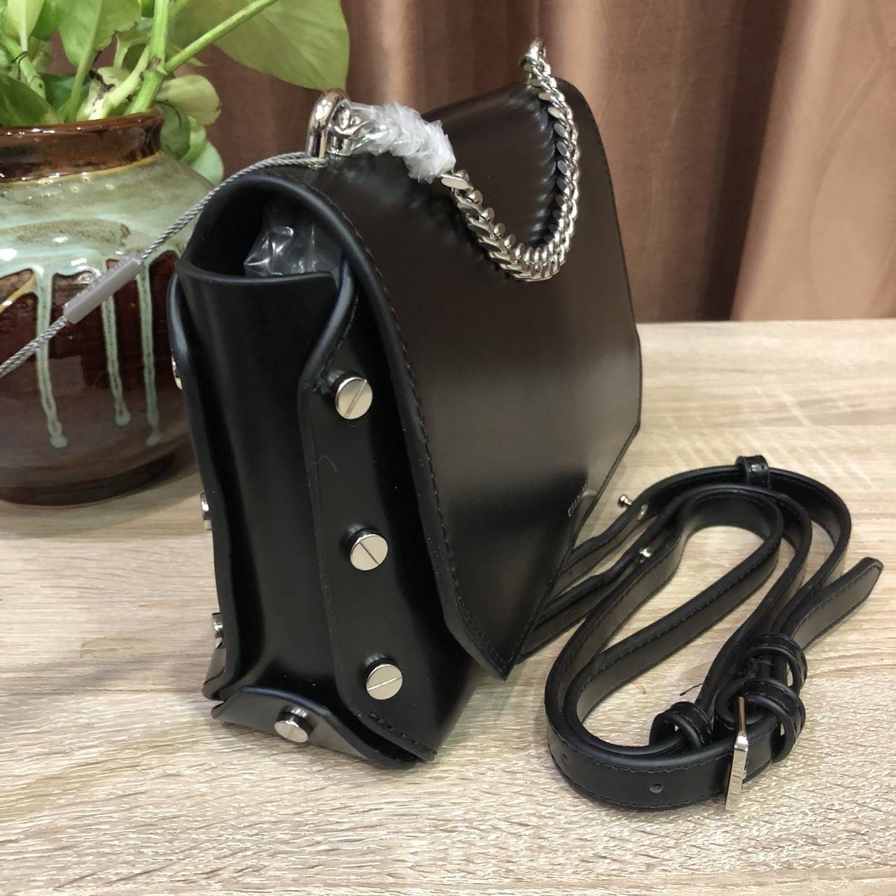 Charles&keith push-lock chain shoulder bag กระเป๋าถือหรือสะพาย ขนาดกำลังดี เนื้อเรียบ อยู่ทรงสวย ประดับด้วยหมุดด้านข้าง เปิดปิดแบบดันล็อค ภายในมีช่องใส่บัตร โล่งกว้าง จุของได้เยอะ มาพร้อมสายสะพายยาวสามารถถอดออกได้ปรับระดับได้ จะถือหรือสะพายก็สวยเก๋ ไปได้ท