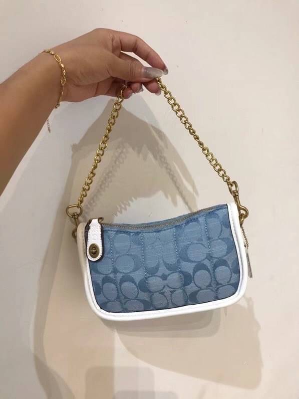 COACH Swinger 20 B4/Light Washed Denim Chalk พร้อมส่งที่ไทย ภาพสินค้าถ่ายจากงานขายจริง ใช้งานต่างประเทศได้