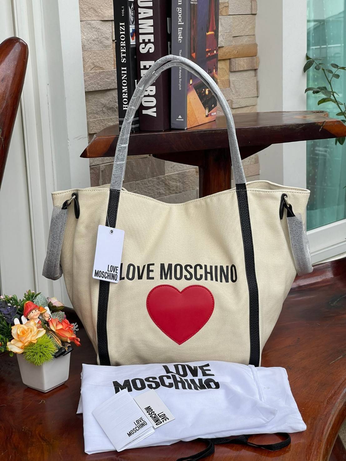 Love Moschino Borsa Donna MOD.JC4333PP07KV VAR.Unica กระเป๋าทรง Tote เป็นกระเป๋าที่สาวๆ ทำงานนิยมมากที่สุด เพราะมีขนาดใหญ่พอเหมาะใส่เอกสารขนาด A4 ใส่ของใช้ของจำเป็นได้ครบสำหรับการใช้งานนอกบ้านใน 1 วัน ถ้าต้องออกไปธุระต่อตอนค่ำก็ยังไม่ใหญ่เทอะทะเกินไป