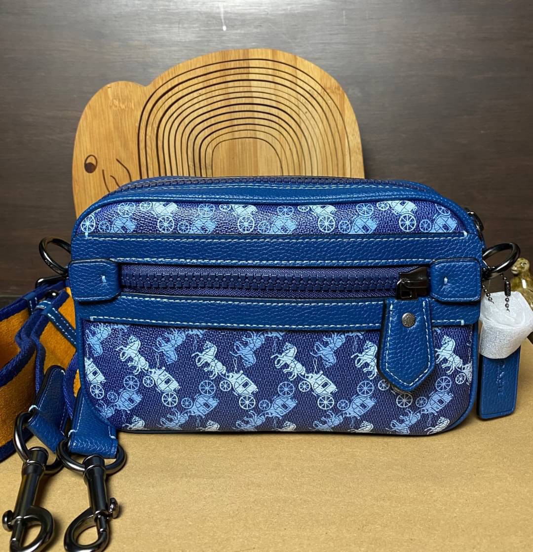 COACH ACADEMY CROSSBODY WITH HORSE AND CARRIAGE PRINT (COACH 89084) ผ้าใบเคลือบพิมพ์ลายและหนังกรวดขัดเงา ภายในกระเป๋ามัลติฟังก์ชั่น| ปิดด้วยซิป ซับในผ้า ด้านนอกมีซิปและกระเป๋าสลิป สายสะพายถอดได้