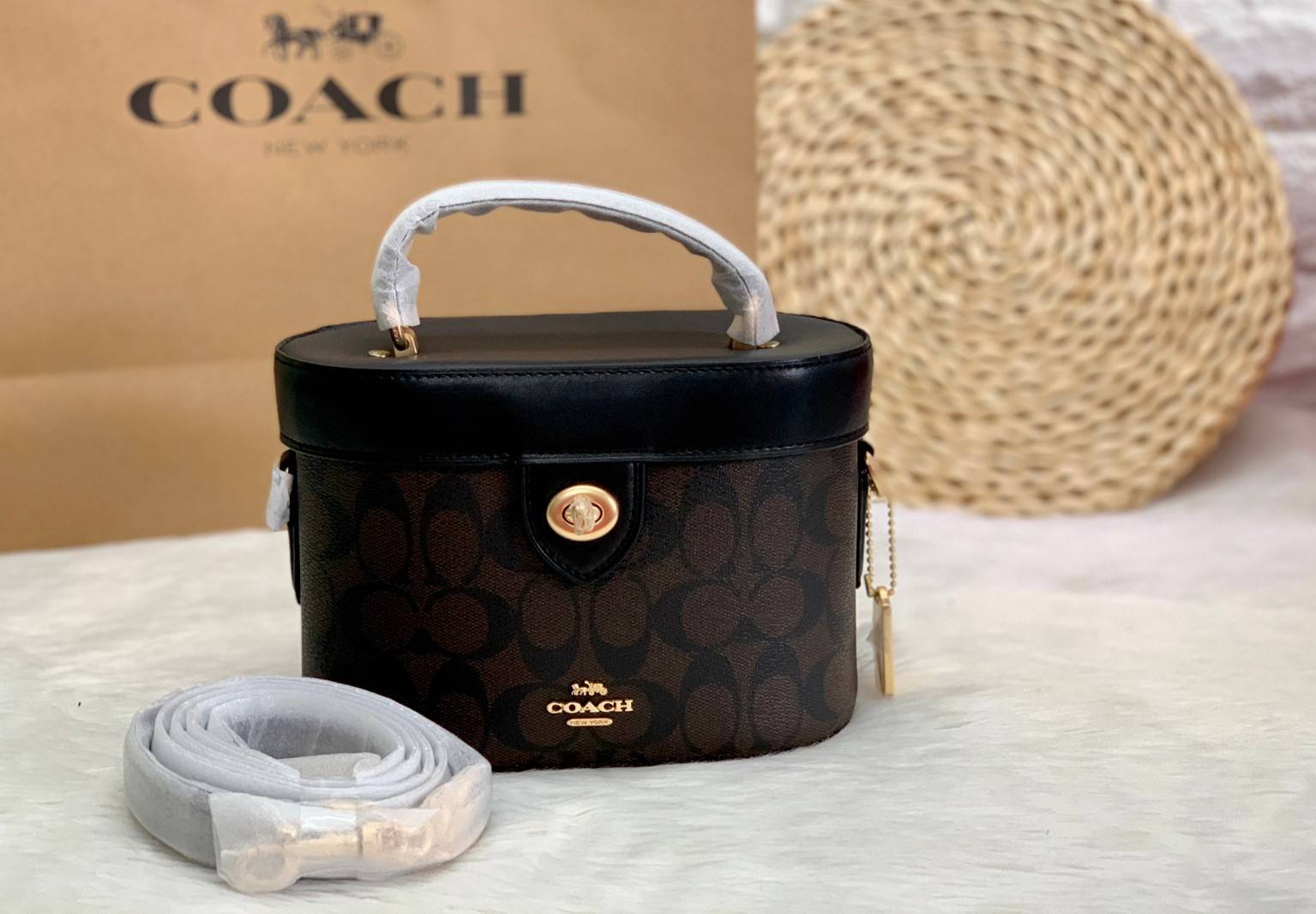 COACH KAY CROSSBODY IN SIGNATURE ((78277)) กลับมาอีกครั้ง! กระเป๋าหิ้ว//สะพายแบบครอสบอดี้ร์ หนังแท้นิ่มสวย เปิดปิดกระเป๋าแบบหมุนล็อค ภายในโล่งสามารถใส่กระเป๋าเงินใบกลางได้;มือถือได้ทุกรุ่น; มีช่องเล็กให้ใส่ของจุกจิก;ซัปในบุผ้าอย่างดีเลยค่ะ มาพร้อมสายสะพาย