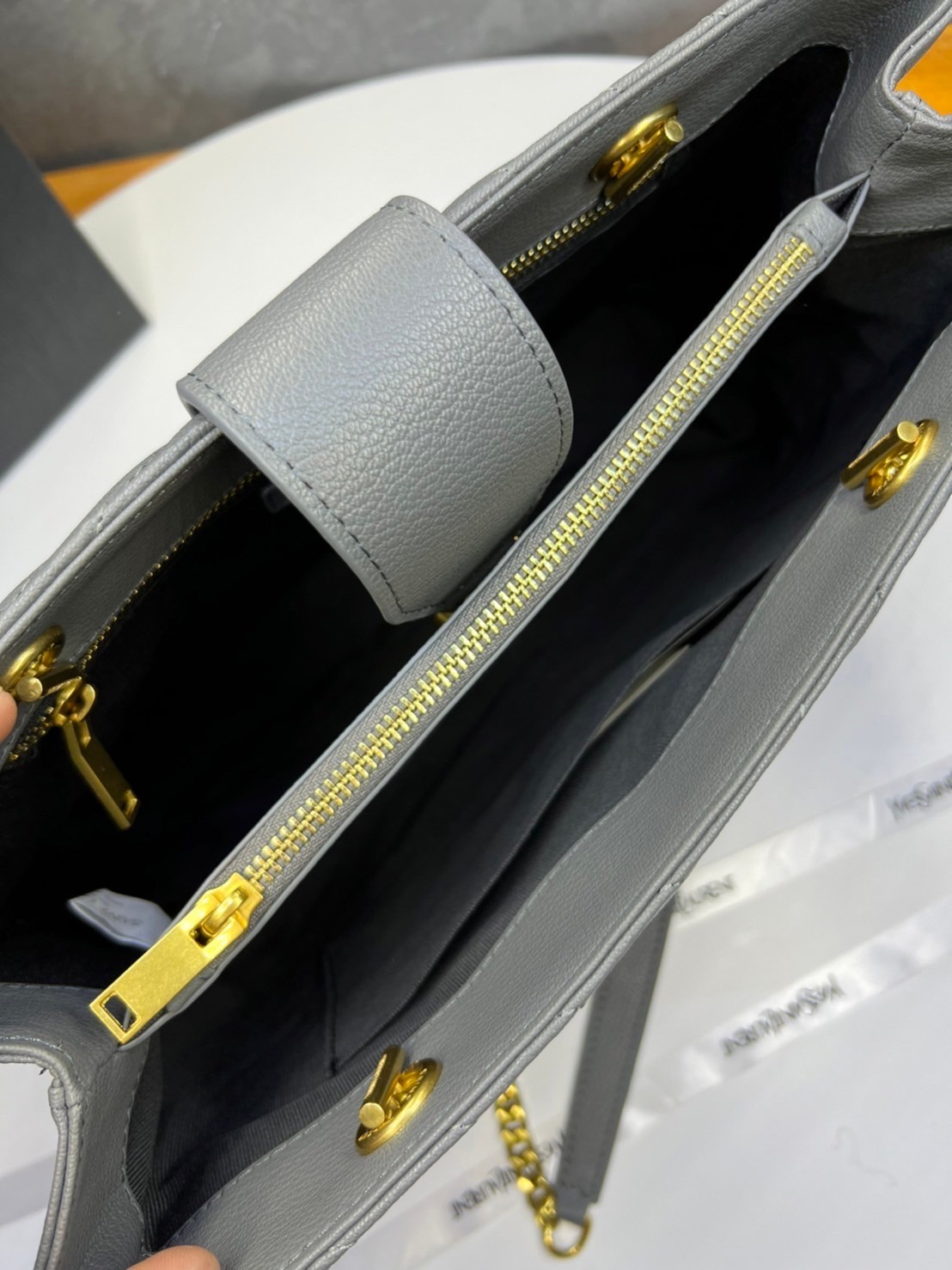 หนังแท้ Saint Laurent YSL Monogram Shopping Large Tote Bag กระเป๋าทรงช้อปปิ้งใบใหญ่ จุของได้เยอะ ภายในแบ่ง 2 ช่อง พร้อมซิปช่องกลาง ภาพสินค้าถ่ายจากงานขายจริง ใช้งานต่างประเทศได้