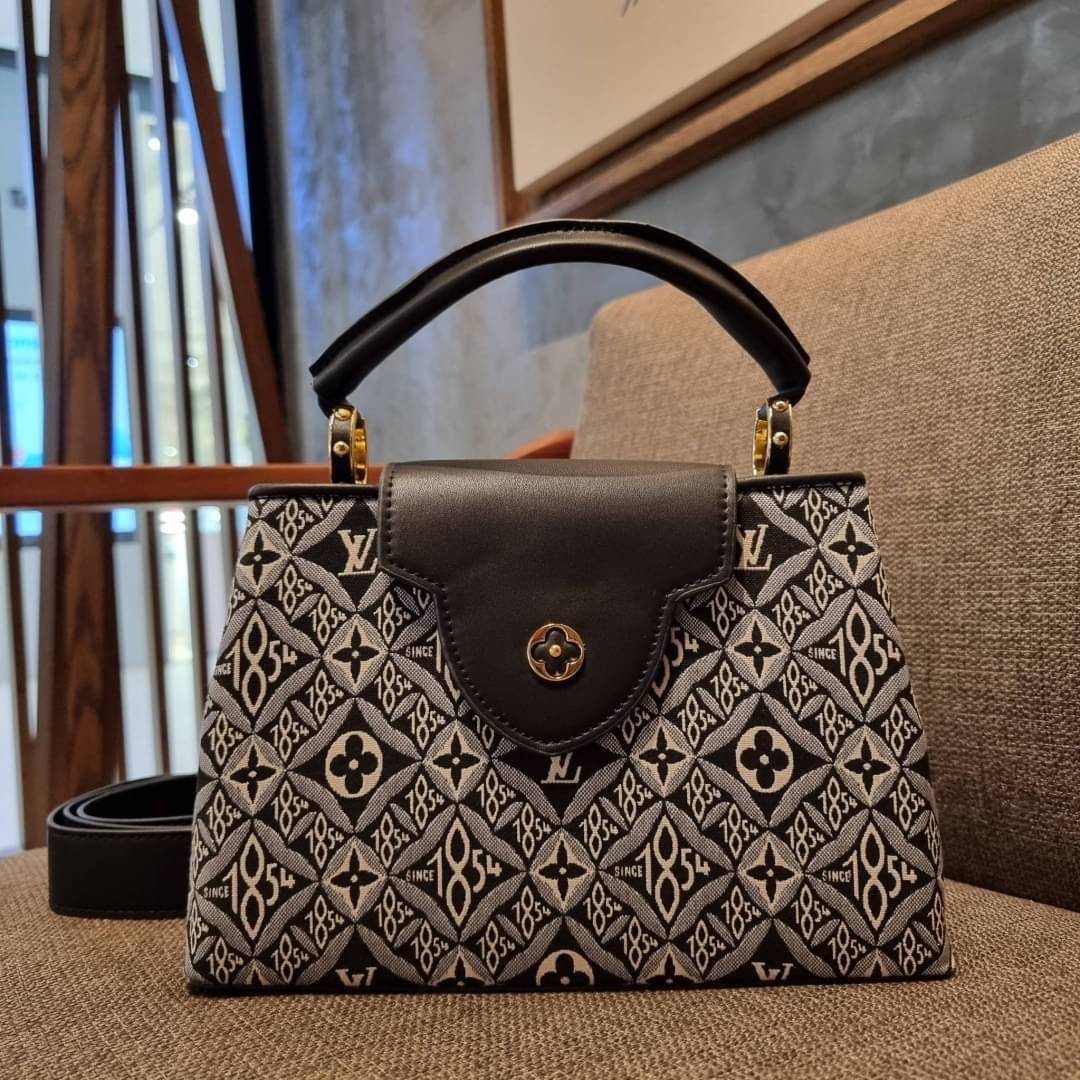 LV capucines top handle with vintager 1854 / LV SINCE 1854 CAPUCINES MM ที่สุดของความสวยในดีไซน์คลาสสิคย้อนยุค กระเป๋าถือสุดหรู มาพร้อมหูจับในตัว ด้วยรูปทรงวินเทจและวัสดุผ้าแคนวาสคละลายเต็มใบ สร้างดีเทลให้ไอเท็มนี้ได้ลุคผู้ดีไปอีก และยังมีลูกเล่นที่ฝาปิดก