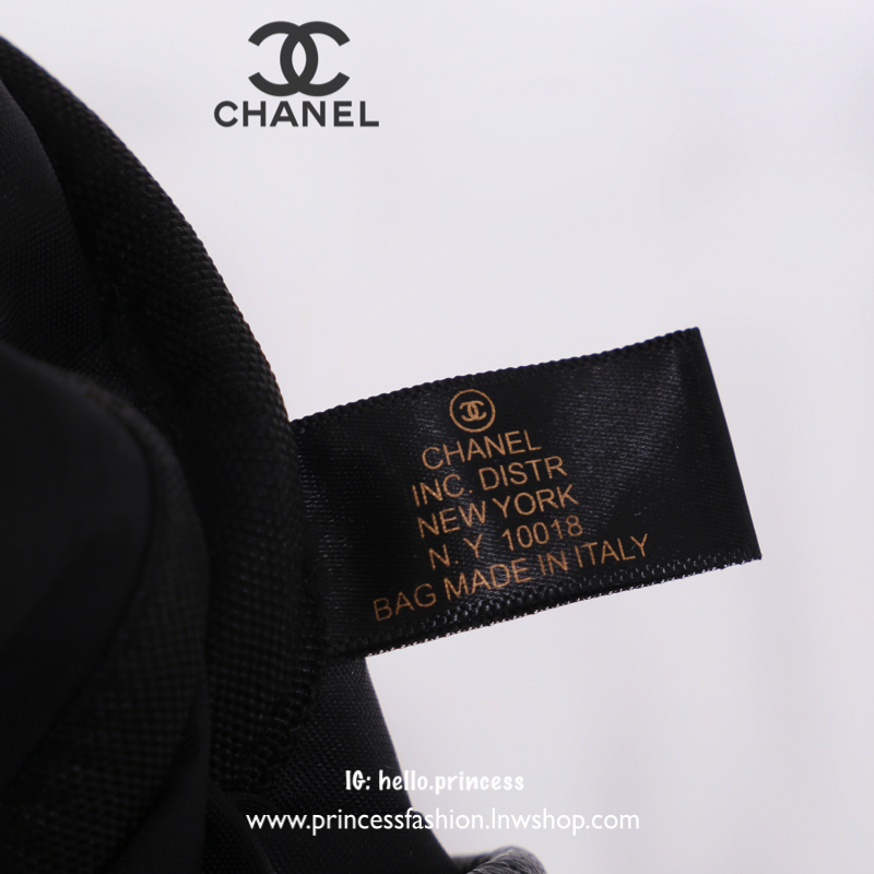 Chanel Backpack VIP Gift With Purchase (GWP) New arrival! กระเป๋าสะพายเป้ Limited Edition VIP. GIFT ของแท้! จาก Chanel Perfume Counter ขนาดน่ารักกำลังดี น้ำหนักเบา วัสดุหนังลายตาราง ด้านหน้าปักโลโก้แบรนด์สวยหรู เปิดปิดด้วยซิปสะดวกใช้ หัวซิปแบรนด์ อะไหล่ทอ