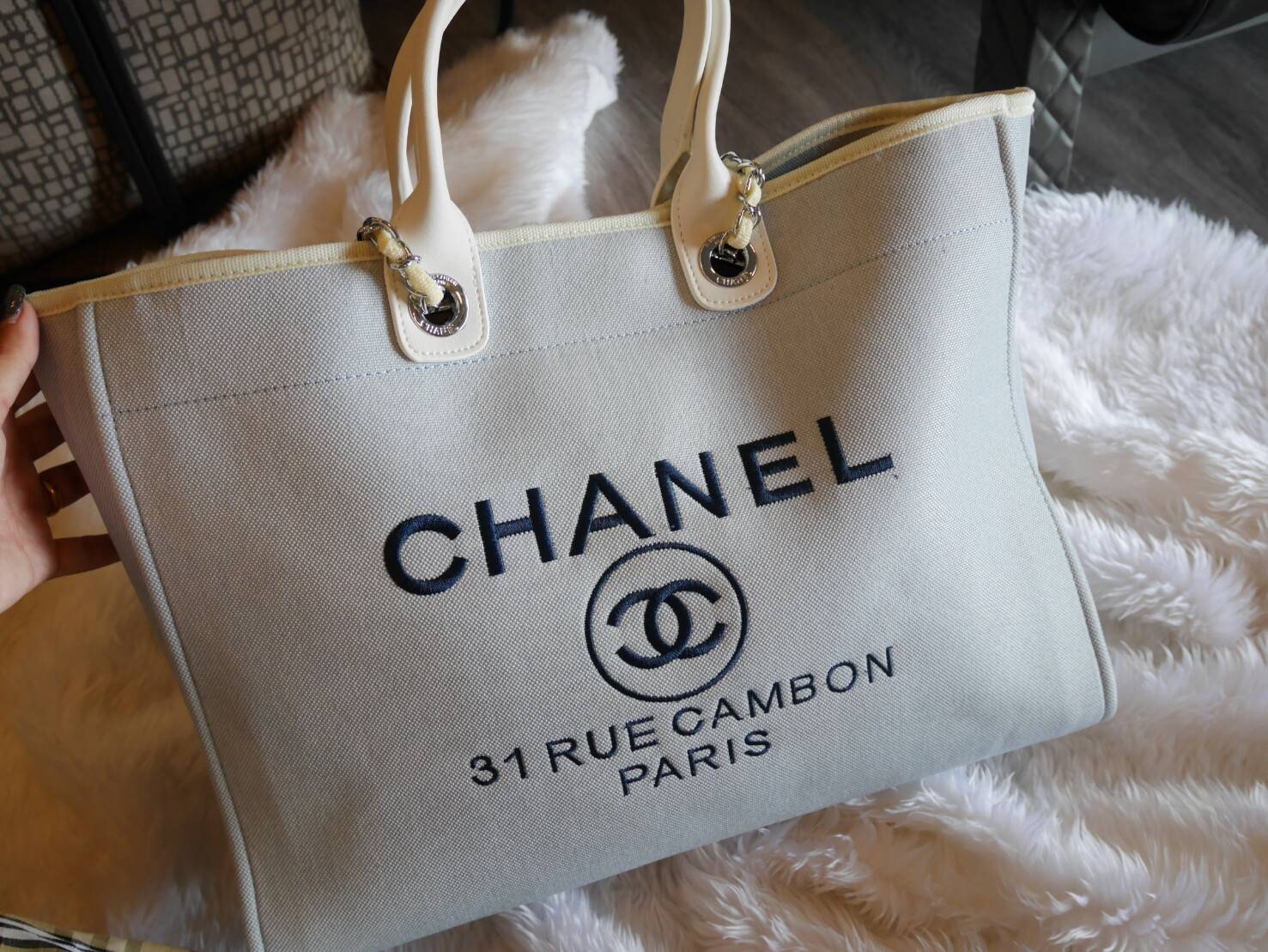 รุ่นใหม่ล่าสุด!! ที่สาวๆรอคอย Chanel tote canvas bag จากงานพรีเมี่ยม VIP GIFT รุ่นดังเลยค้า Size ใหญ่อลัง บอกเลยว่า **งานดีที่สุด ตัวกระเป๋า กระเป๋าผ้าเป็นผ้า canvas เนื้อดีสมราคา สัมผัส นุ่มลื่นมือมากกกก อะไหล่เงินปั้มแบรนด์แท้ทั้งใบ ด้านหน้าปัก logo แบร