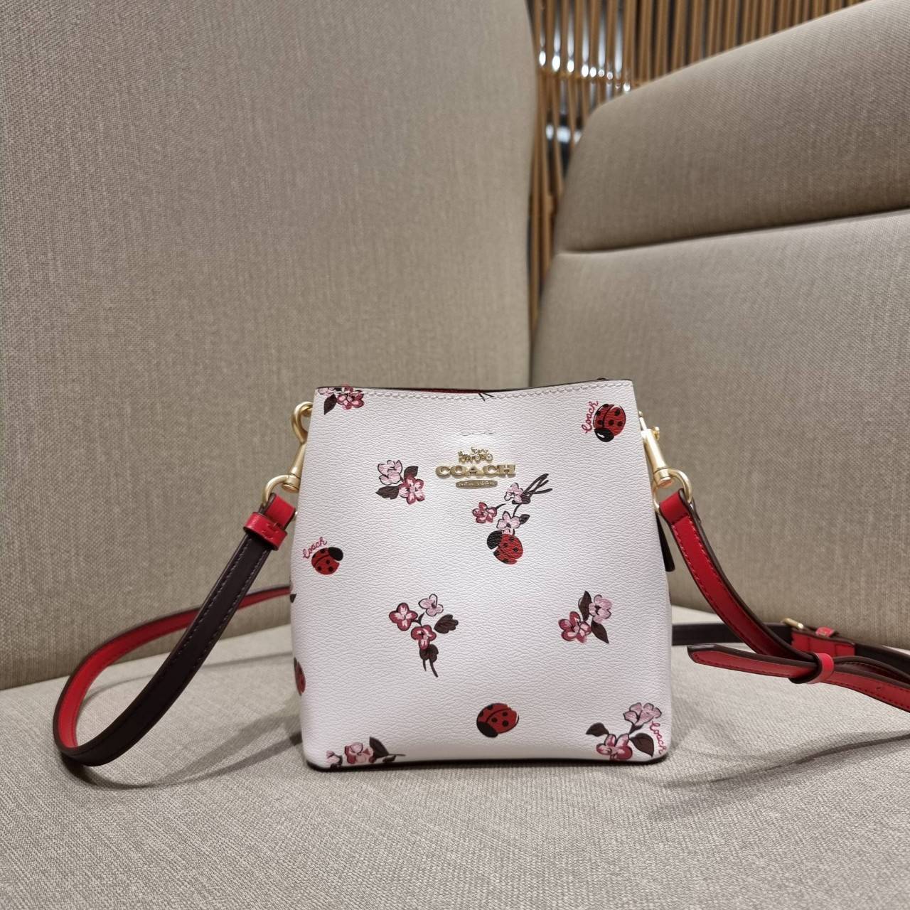 COACH MINI TOWN BUCKET BAG IN SIGNATURE CANVAS WITH VINTAGE MINI ROSE PRINT ((7270 7268 7267)) คอลเลคชั่นใหม่ล่าสุด!! น้องสาวคนสวยมาแล้วจ้า สดใสต้อนรับเทศกาลคริสต์มาส 🎅🎄 กระเป๋าบัคเก็ต ไซส์มินิ ใบจริงน่ารักม้าก!! น่าใช้แบบที่สุด วัสดุหนังแ