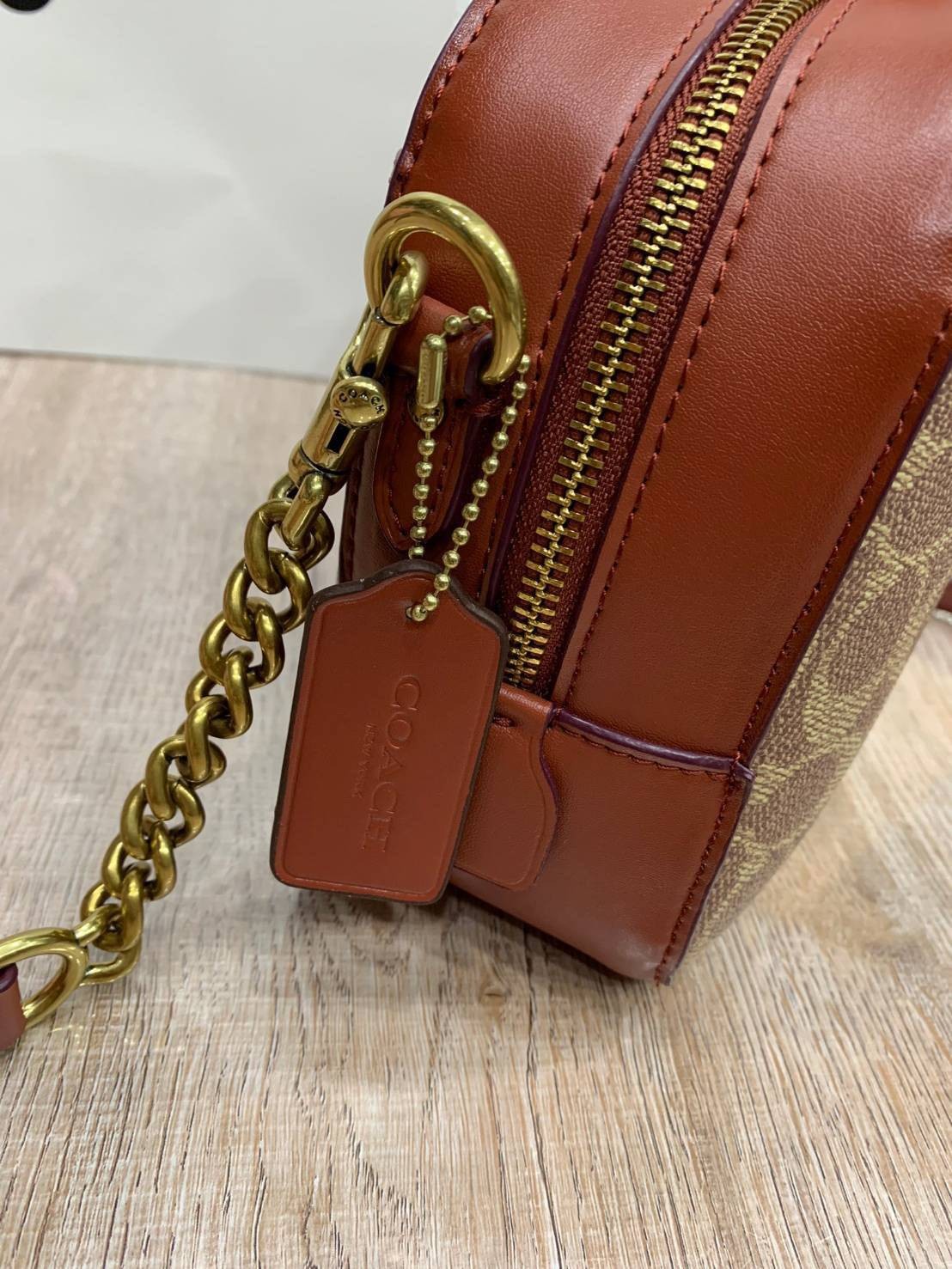 สินค้าขายดี พร้อมสีใหม่ 3สี ในไทยยังไม่มีค่ะ !! COACH SIGNATURE CROSSBODY BOX BAG ((F31208)) กระเป๋าสะพายวัสดุหนังแท้ จาก coach factory outlet หนังนิ่ม ทรงสวย ตัวกระเป๋าลายแบรนด์ ตัดขอบหนังเรียบได้สวยงามค่ะ ด้านหน้า-หลัง มีช่องสำหรับใส่ของ เปิดปิดกระเป๋าแ