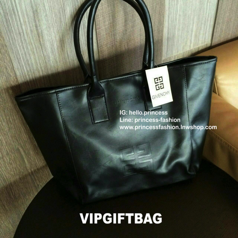 GIVENCHY TOTE BAG สินค้าพรีเมี่ยมจากน้ำหอม GIVENCHYแท้ 100%ทรงสุด HOT!! ขนาดกำลังดี หูยาวสายสามารถสะพายขึ้นไหล่เก๋ๆ เหมาะสำหรับทุกวัน ทำจากหนัง PU อย่างดี น้ำหนักเบา ด้านหน้าติดแผ่นหนังปั๊มGIVENCHY เรียบๆแต่มีระดับ ซับในด้วยผ้าสกรีนลายโลโก้ทั้งใบ ปิดปากกร