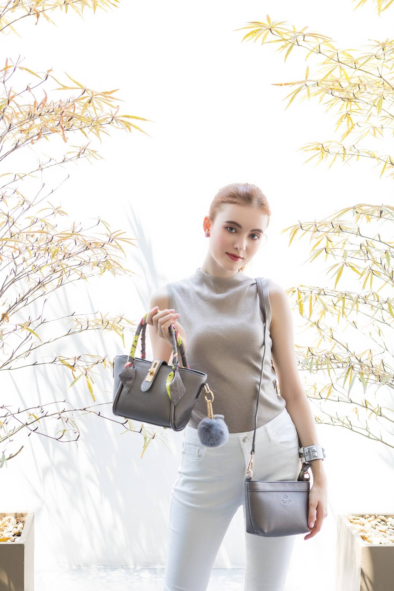 กระเป๋าทรงน่ารักๆ รับ Summer นี้เลยค่า KEEP ‘ Basket ‘ Handbag > ทรงน่ารัก (ราคานี้แถม ปอมๆ และผ้าพันหูกระเป๋าให้ 2 ผืน เข้า Set ) > มีใบเล็กด้านใน ให้อีก 1 ใบ สามารถเอาออกมาใช้สะพายได้ ( เหมือนซื้อ1ได้2 ) >น้ำหนักเบา ใบเล็กกะทัดรัด เหมาะกับ Summ