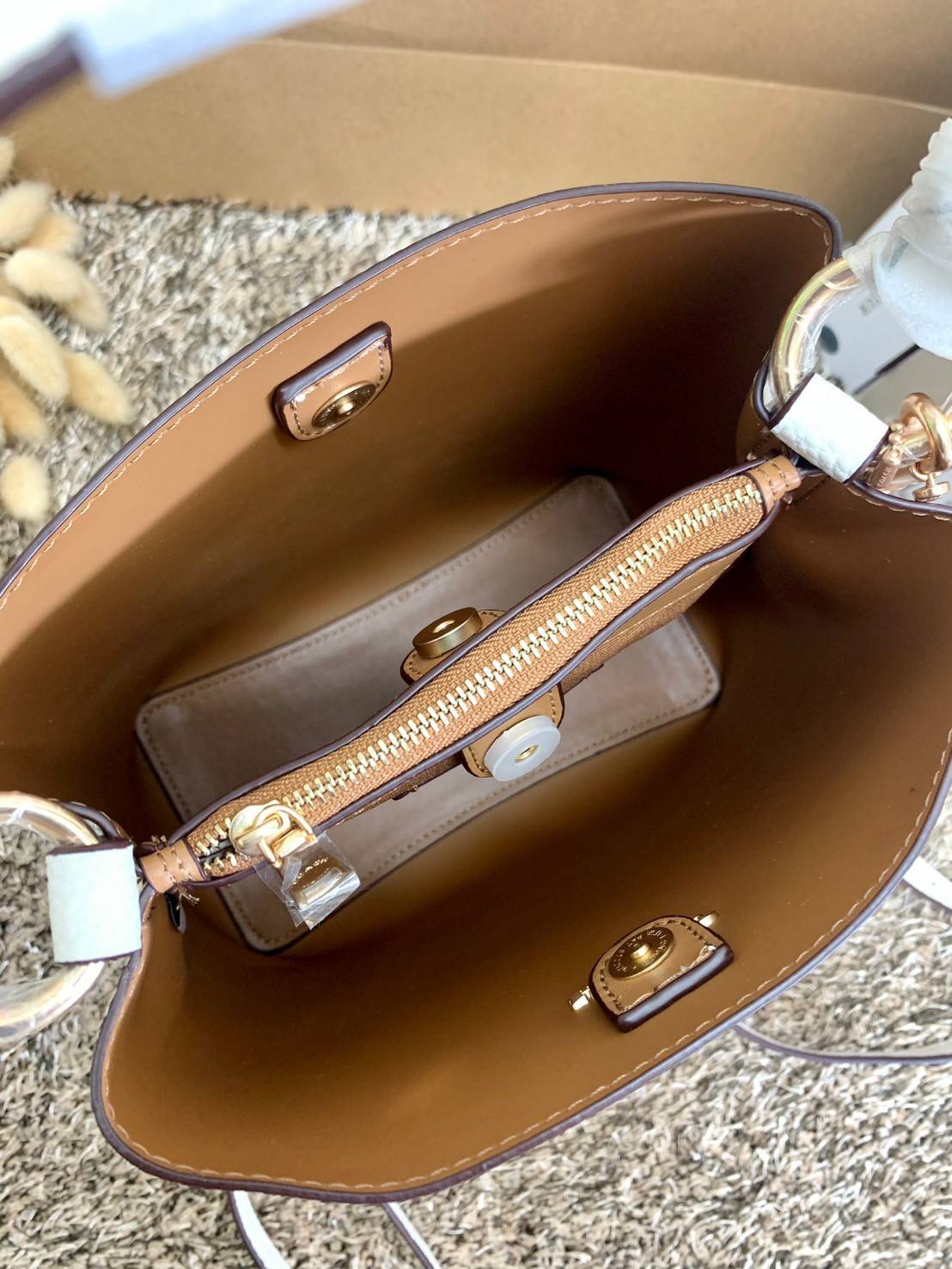 รุ่นฮิต รุ่นขายดี รุ่นที่สาวๆต้องมีค่ะ!! COACH SMALL TOWN BUCKET WITH DANDELION PRINT ((2310)) พร้อมส่งที่ไทยอีกครั้ง ห้ามพลาดค๊าาา😘 กระเป๋าทรงถัง หนังแท้ลายหนังสวยนิ่มอย่างดีค่ะ!