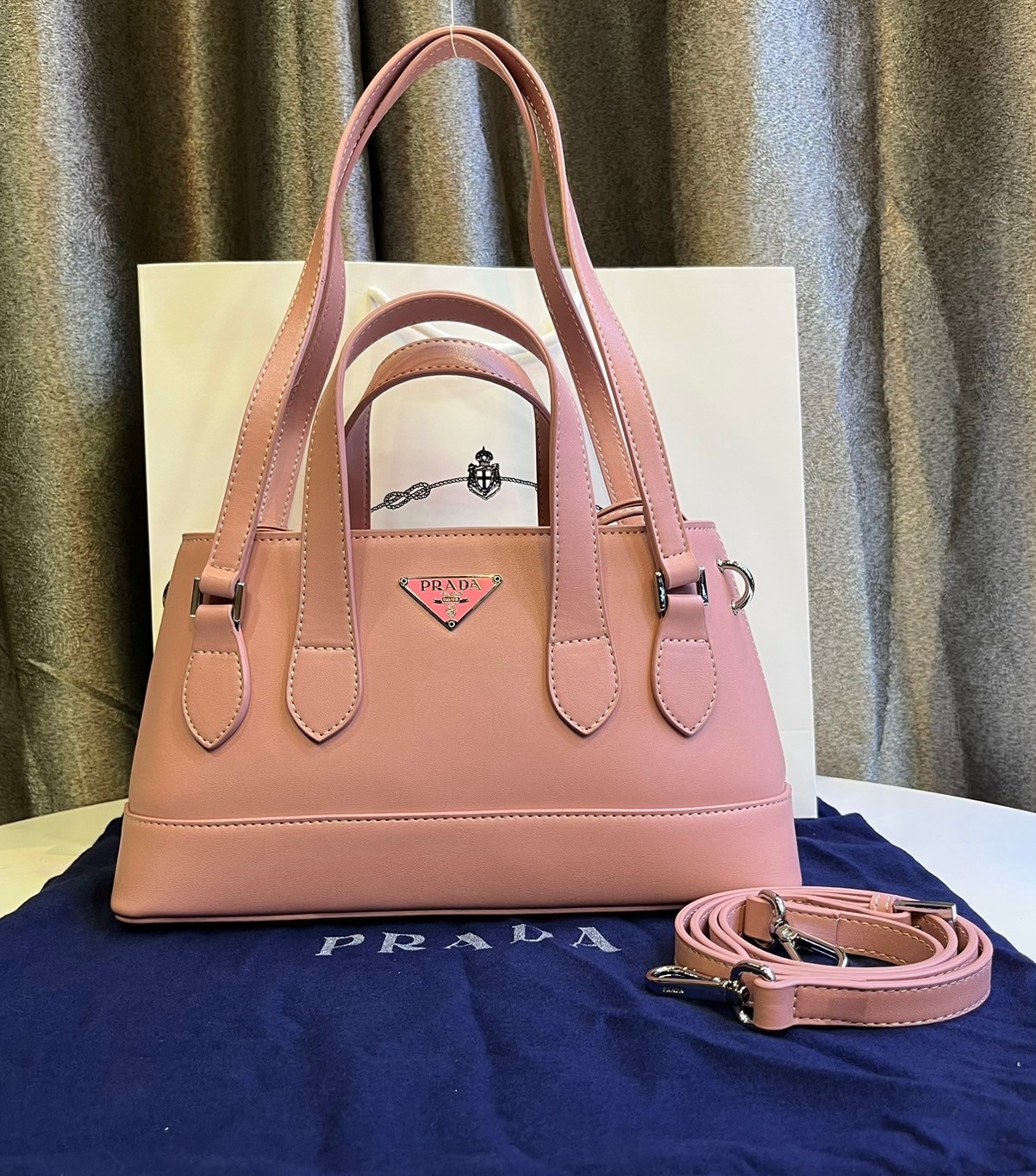 Prada Double 2 way leather handbag / PRADA LEATHER HANDBAG พร้อมส่งที่ไทย กระเป๋าถือหูจับในตัว 2 เส้น พร้อมสายสะพายยาว รูปทรงคลาสสิคใช้งานง่าย มีกิมมิกที่ภายในมีหูรูดน่ารักสุดๆ