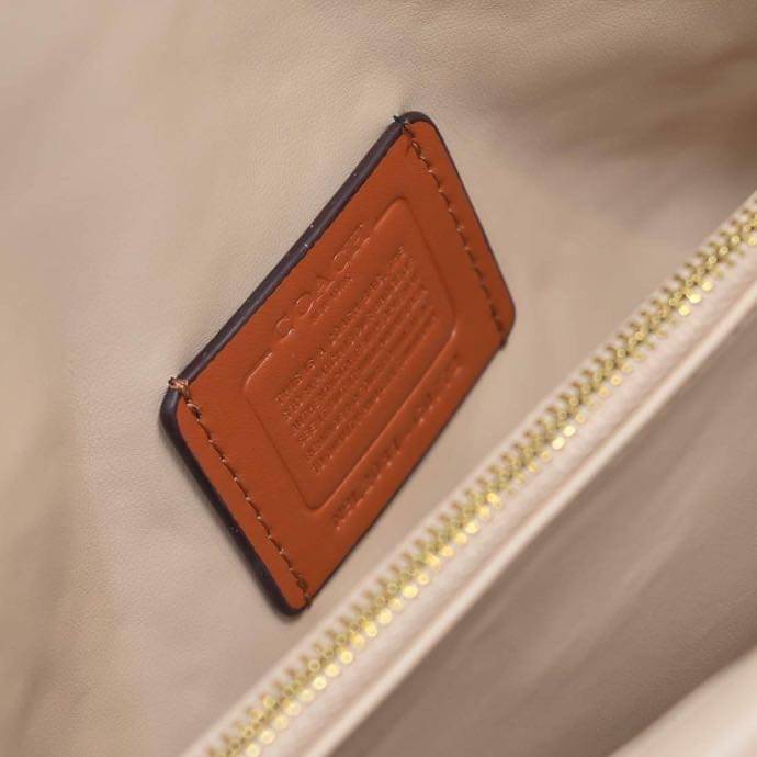 COACH PILLOW TABBY SHOULDER BAG 26 ไซส์ใหญ่ จุของได้ล้นๆ มาใหม่ขายดีที่สุด หนัง nappa หนานิ่ม นุ่มมากๆ พร้อมโลโก้รุ่นใหม่ด้วยเช่นกัน เพิ่มความหรู ดูดีเข้าไปอีกค่ะ