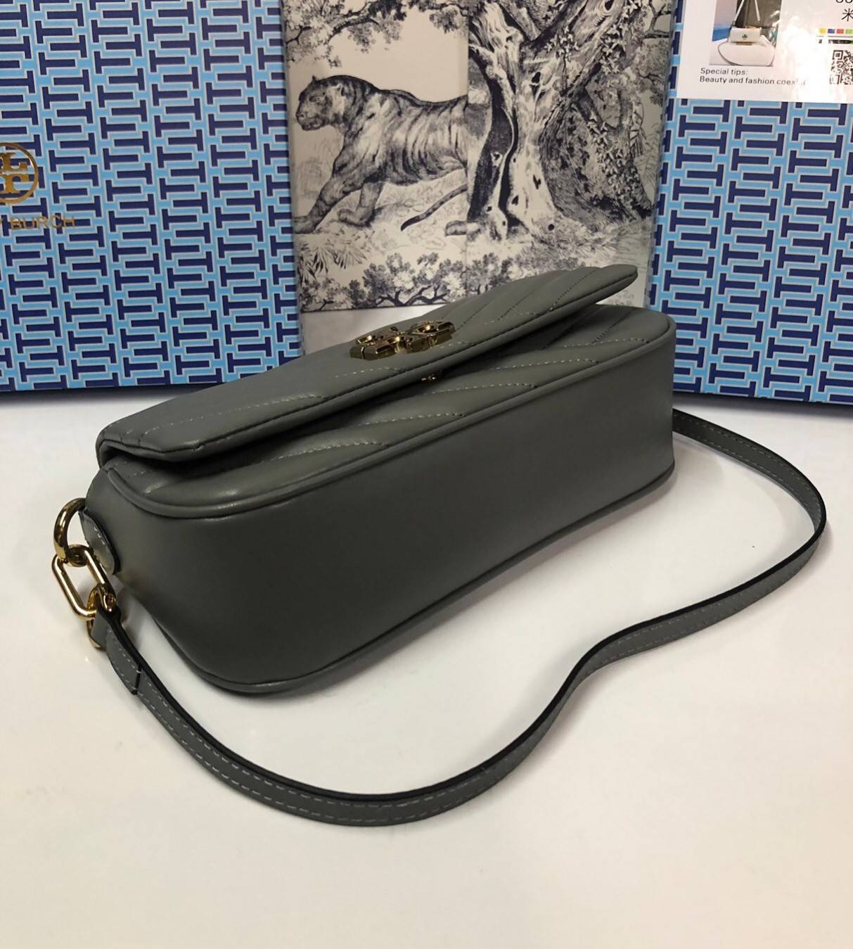 TORY BURCH KIRA CHEVRON SMALL FLAP SHOULDER BAG รุ่นใหม่ พร้อมสีใหม่ มาให้จับจองแบบไม่ต้องรอพรีฯ กระเป๋าสะพาย ขนาดกะทัดรัด ไซส์สะพายคล่องตัว หรือจะคล้องไหล่ หรูๆ ลูกคุณหนูไปอีก สีผู้ดีมากๆ ดีไซน์รูปทรงคลาสสิคเฉพาะตัว วัสดุหนังแกะ สัมผัสนิ่ม เปิด-ปิดด้วยกร